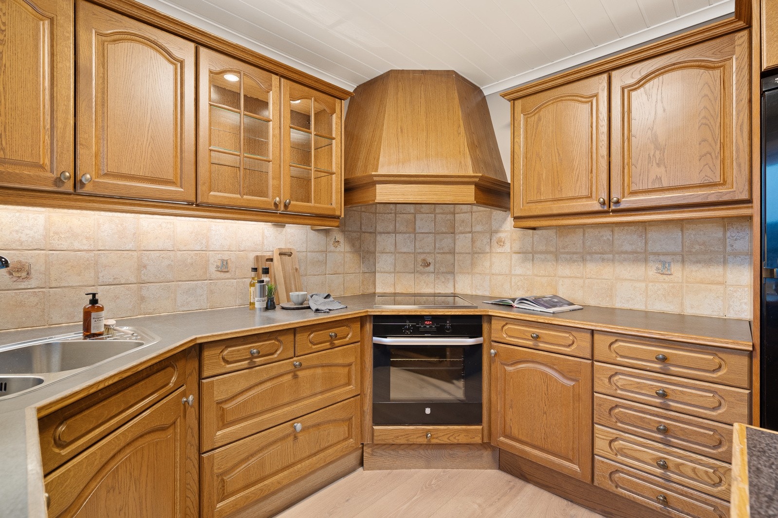 Solid kjøkken med integrerte hvitevarer Galleribilde