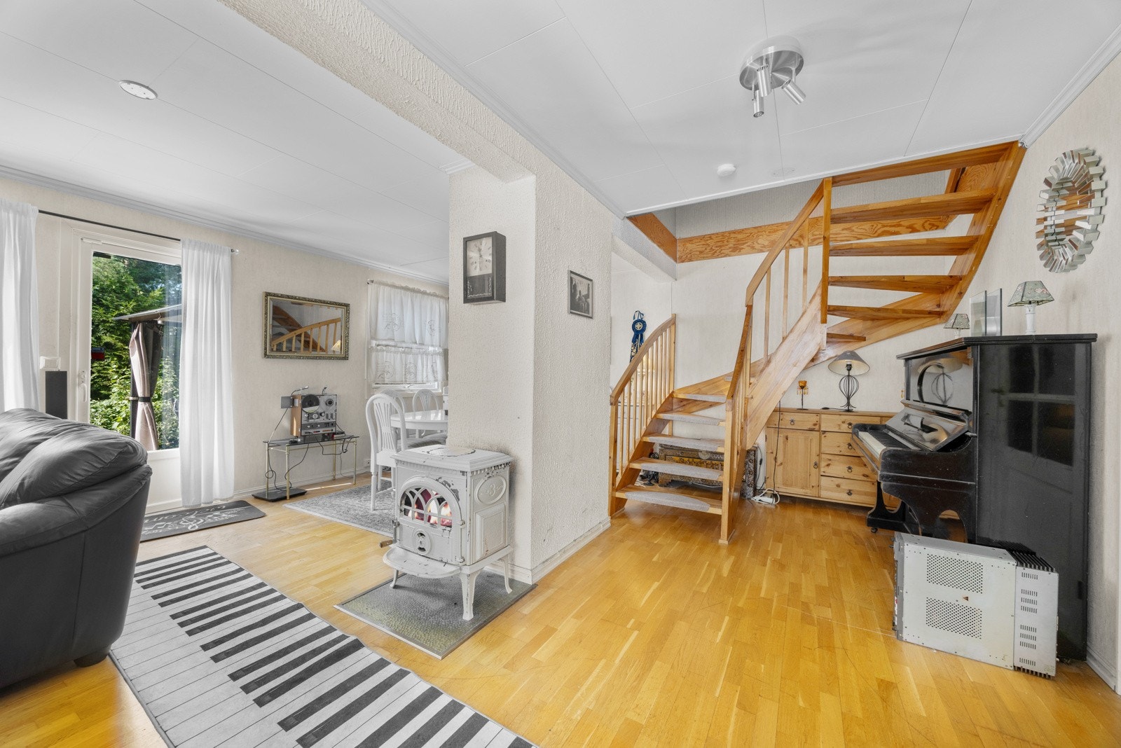 Boligens 1. etasje har en praktisk planløsning, med stue, spisestue, kjøkken, vaskerom m/ dusj, toalettrom og kjølerom Galleribilde