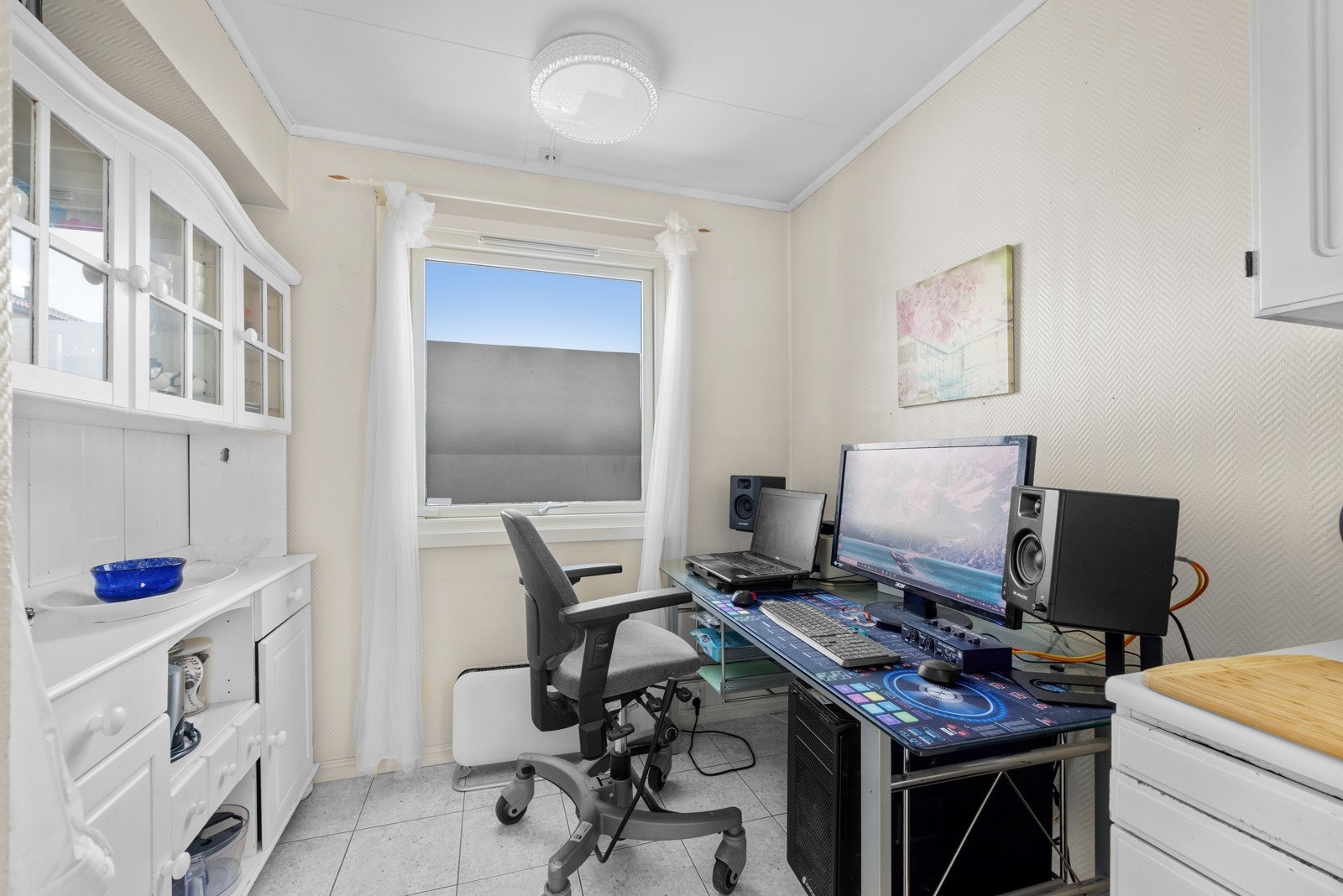 God plass på kjøkken til å etablere hjemmekontor, eller innrede med spisegruppe Galleribilde