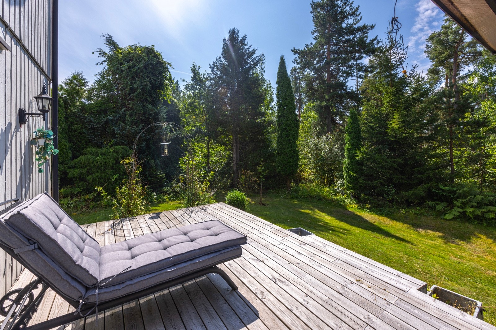 Meget usjenert og trivelig uteområde, hvor man er omgitt av pen natur som skjermer alt av innsyn Galleribilde