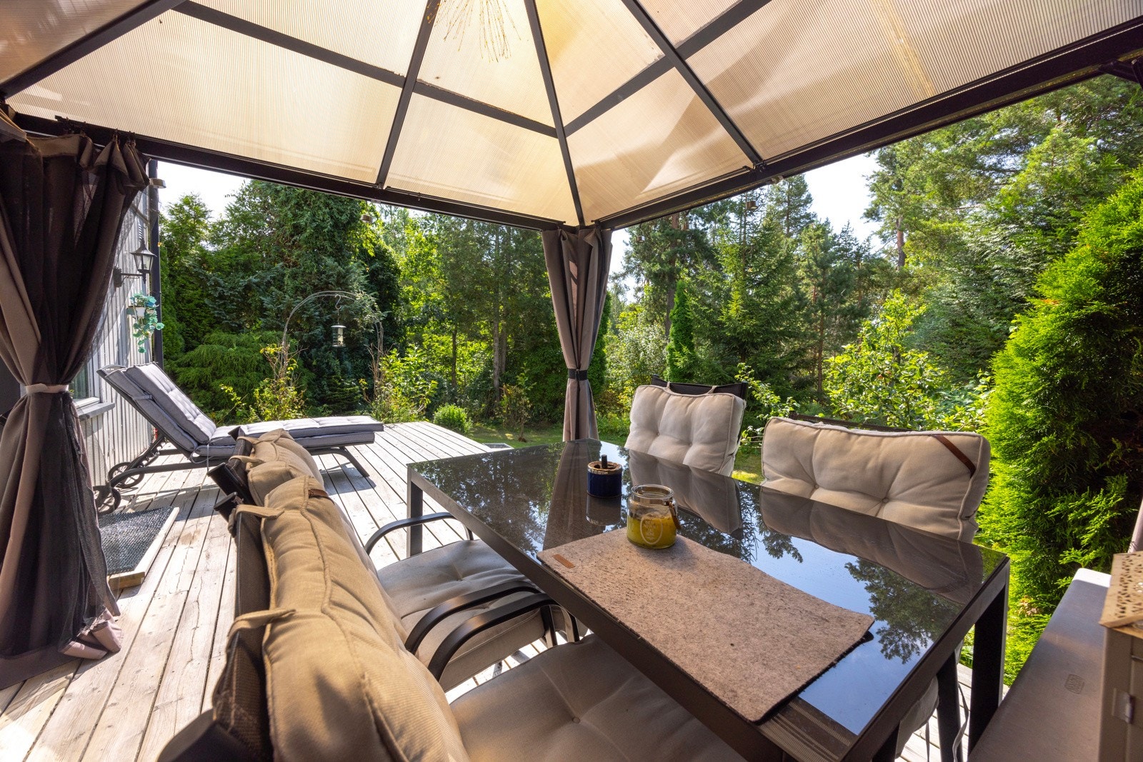 Praktisk og lys halvpart tomannsbolig med god planløsning, trivelig uteområde og en rolig beliggenhet i et familievennlig nabolag Galleribilde