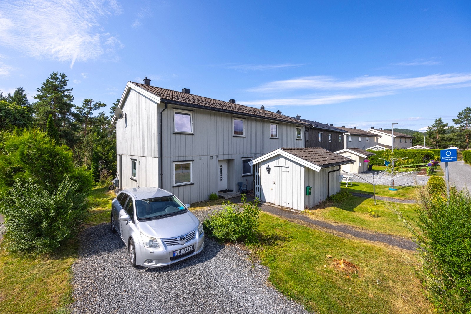 Røyvegen befinner seg på Gulset i Skien, et barnevennlig og attraktivt område med kort vei til de fleste fasiliteter. Her har man gangstier til barne- og ungdomsskole, barnehager og butikksenter Galleribilde