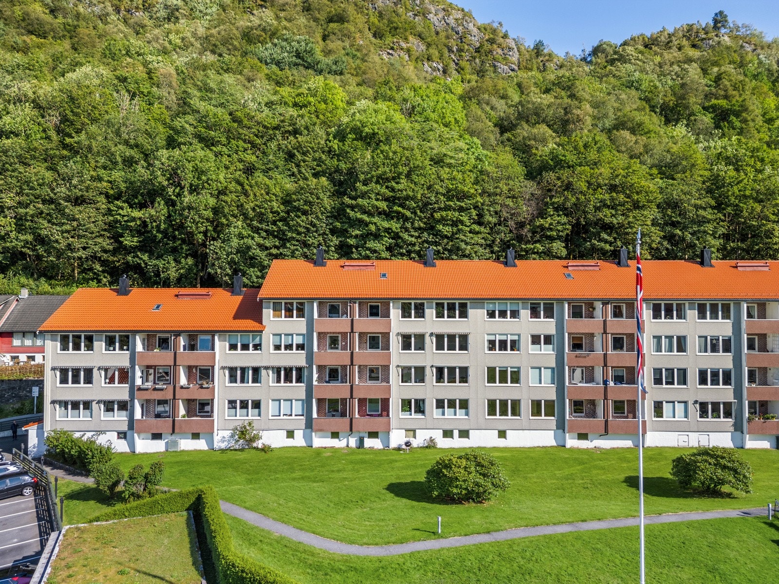 Boligen ligger i et veldrevet sameie med kort avstand til dagligvare, buss, treningssenter og haukeland. Galleribilde