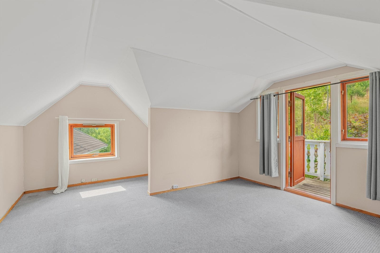 Boligen har i dag to soverom, ett i loftetasjen og ett i kjelleren - direkte utgang til terrasse. Galleribilde