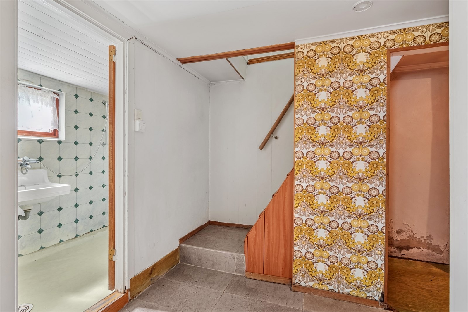 Trapp fra gang v/kjøkken i 1 etg som går ned til underetasje/kjeller. Galleribilde