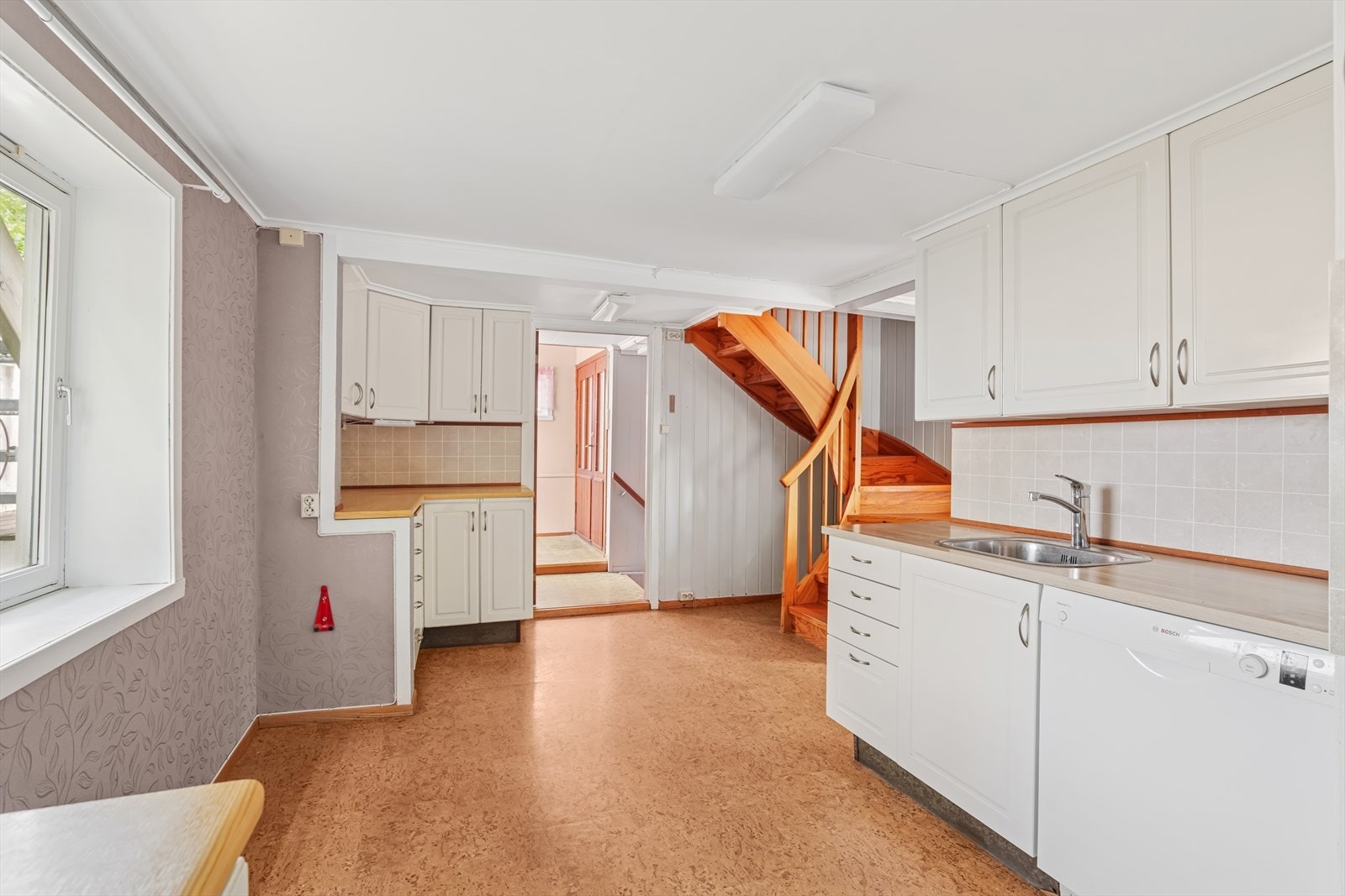 Innredningen har profilerte fronter og benkeplate i laminat. Galleribilde