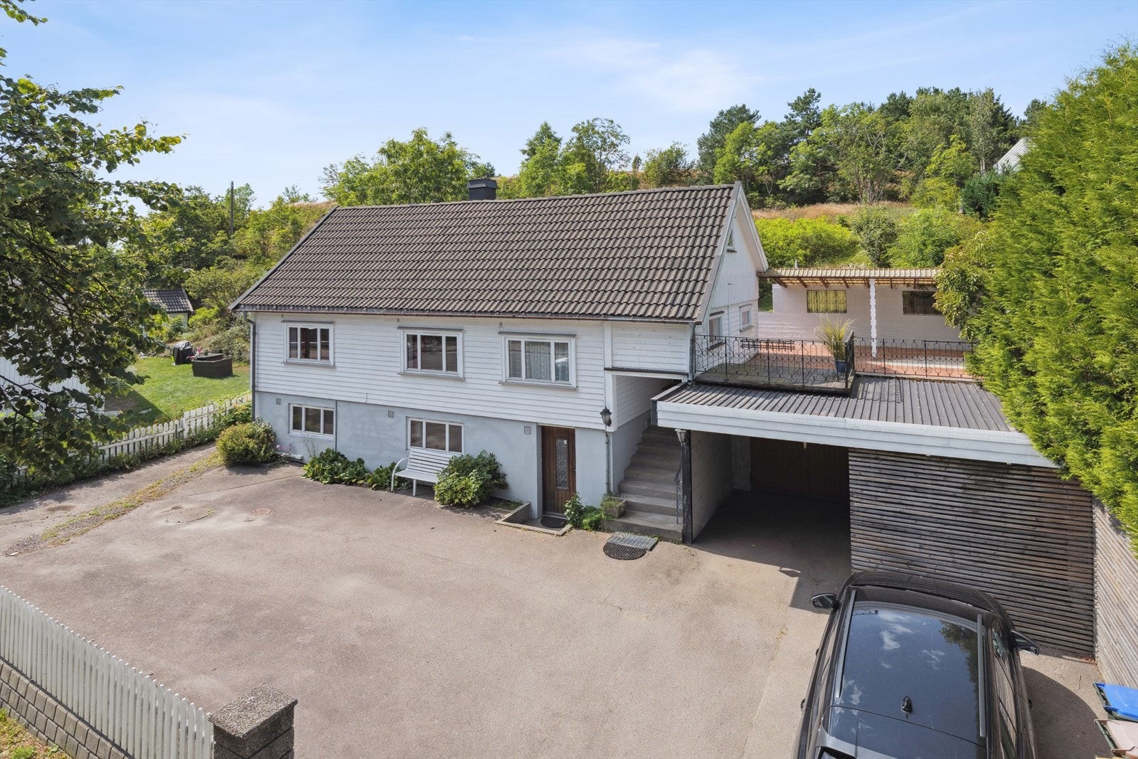 Enebolig med opprinnelse fra 1840-tallet og tilbygget rundt 1978. Stor asfaltert gårdsplass og stort verksted/garasjebygg. Galleribilde