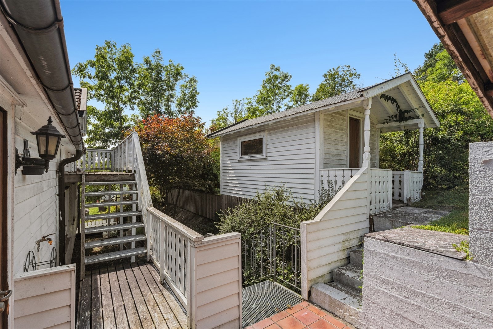 Det er oppført egen utebod på ca 8 kvm på baksiden av boligen. Galleribilde