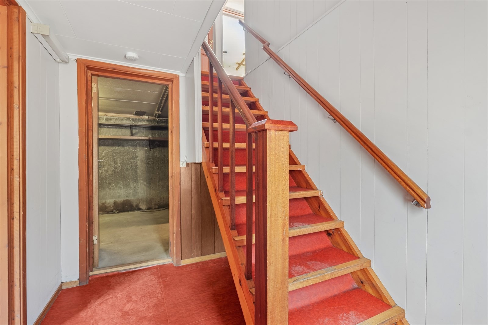 Gang m/trapp fra underetasje/kjeller til 1. etg. Galleribilde
