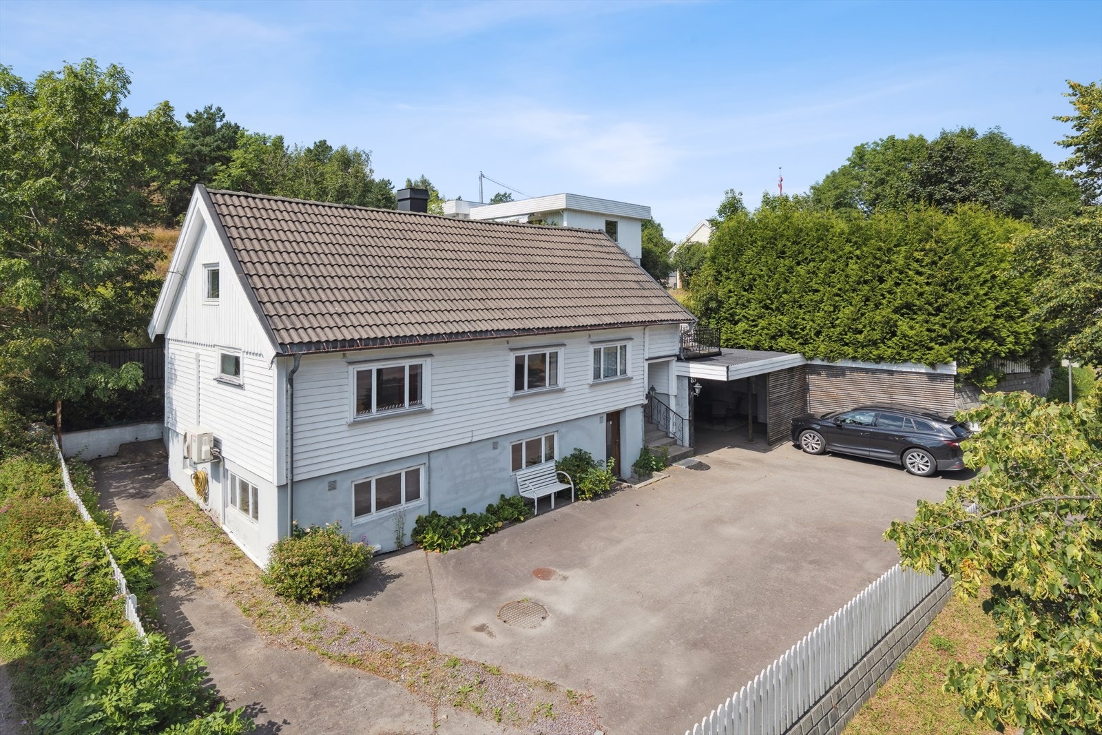 Enebolig over tre etasjer med stor gårdsplass Galleribilde