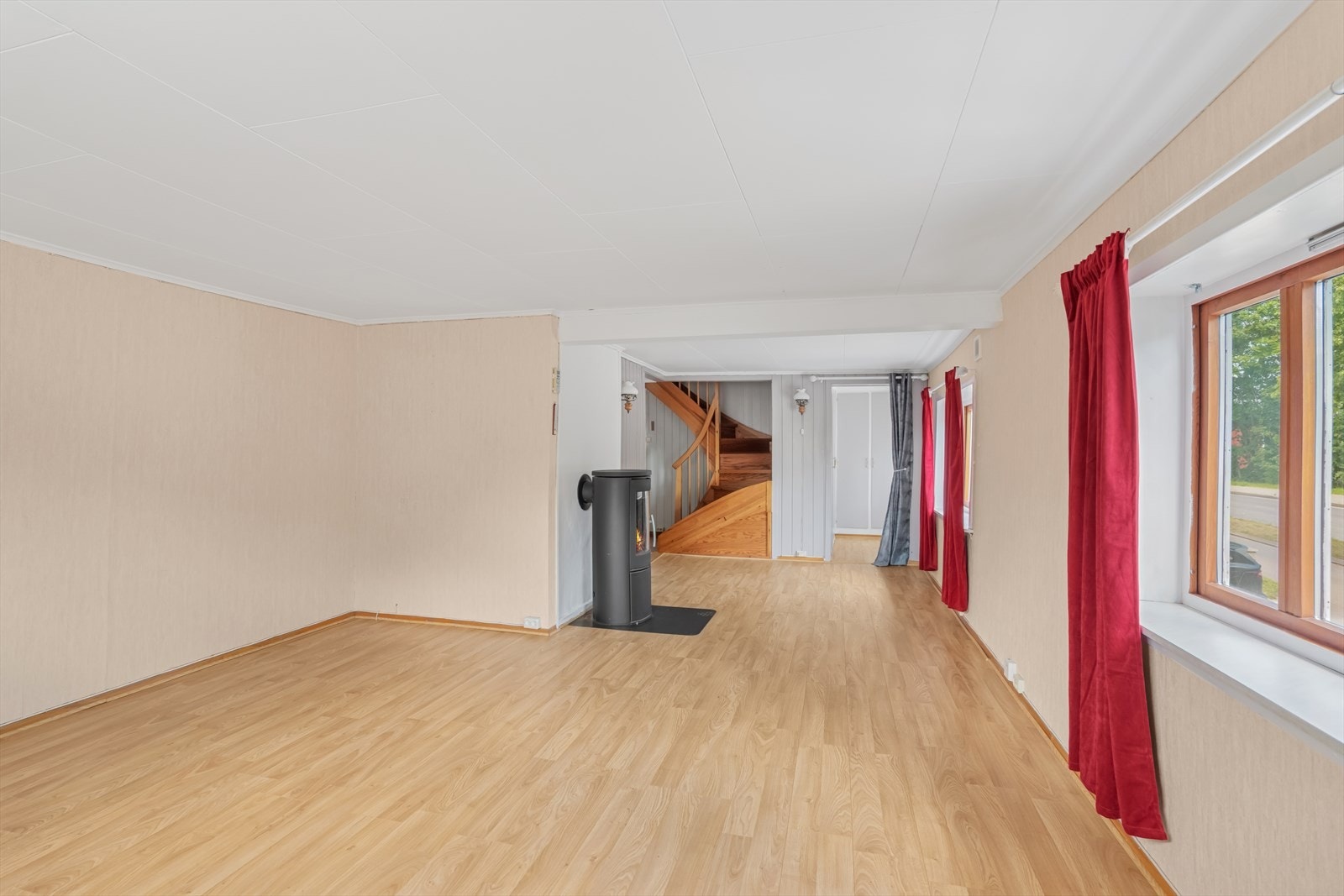 Her er det montert både vedovn og varmepumpe, som gir fleksibel oppvarming. Galleribilde