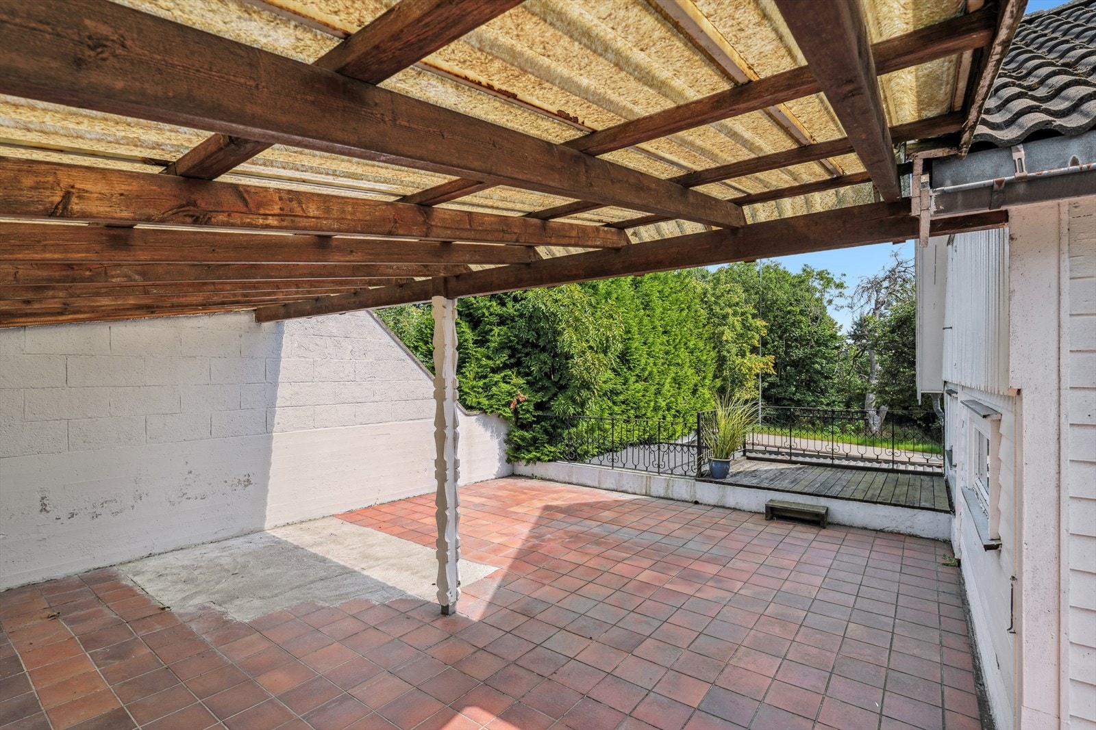 Romslig terrasse på ca. 45 kvm med flislagt gulv. Galleribilde