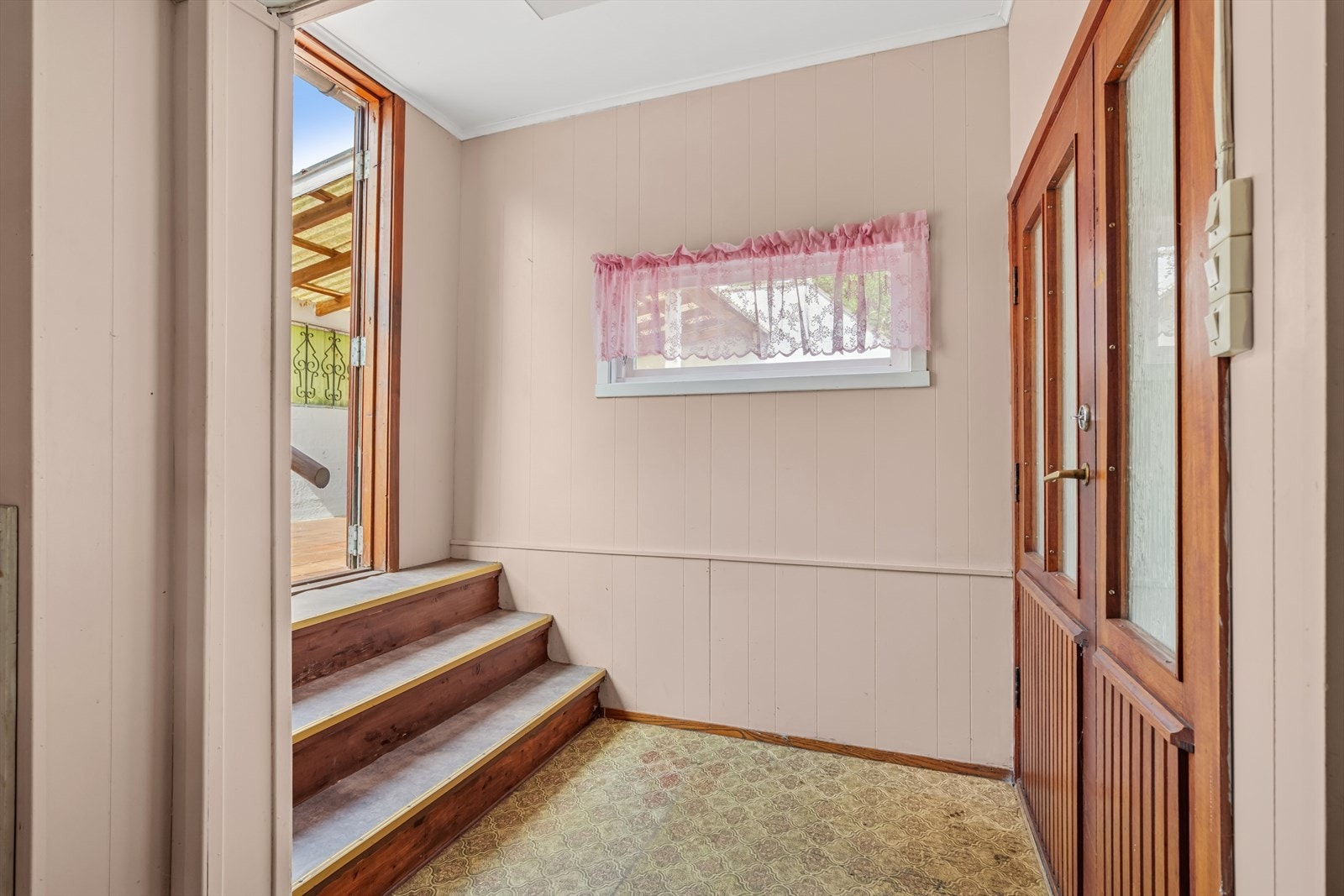 Velkommen inn! Gangen som ligger i andre plan i boligen. Galleribilde