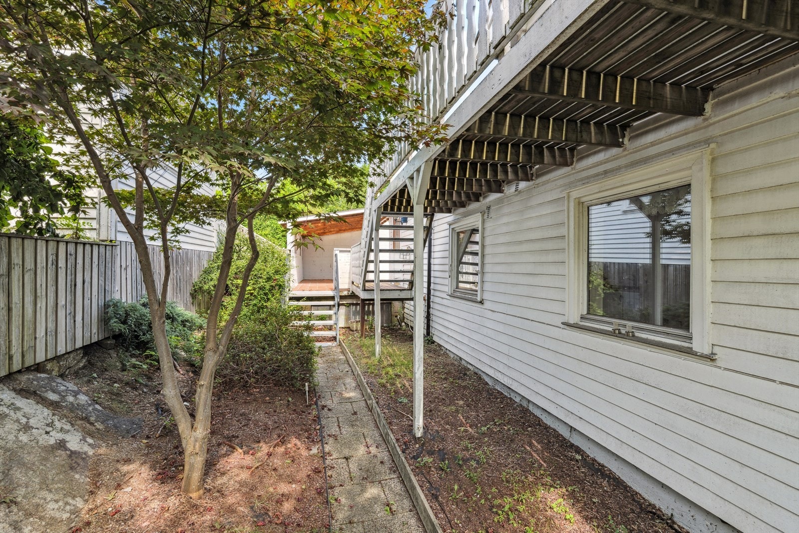 Steinbelegg og spredte trær gir et ryddig og hyggelig inntrykk. Galleribilde