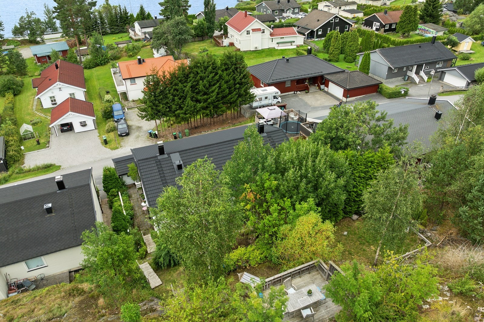 I nærområdet finner du dagligvarebutikker, skoler, barnehager og gode kollektivforbindelser - med bussholdeplass kun fem minutter unna. Galleribilde