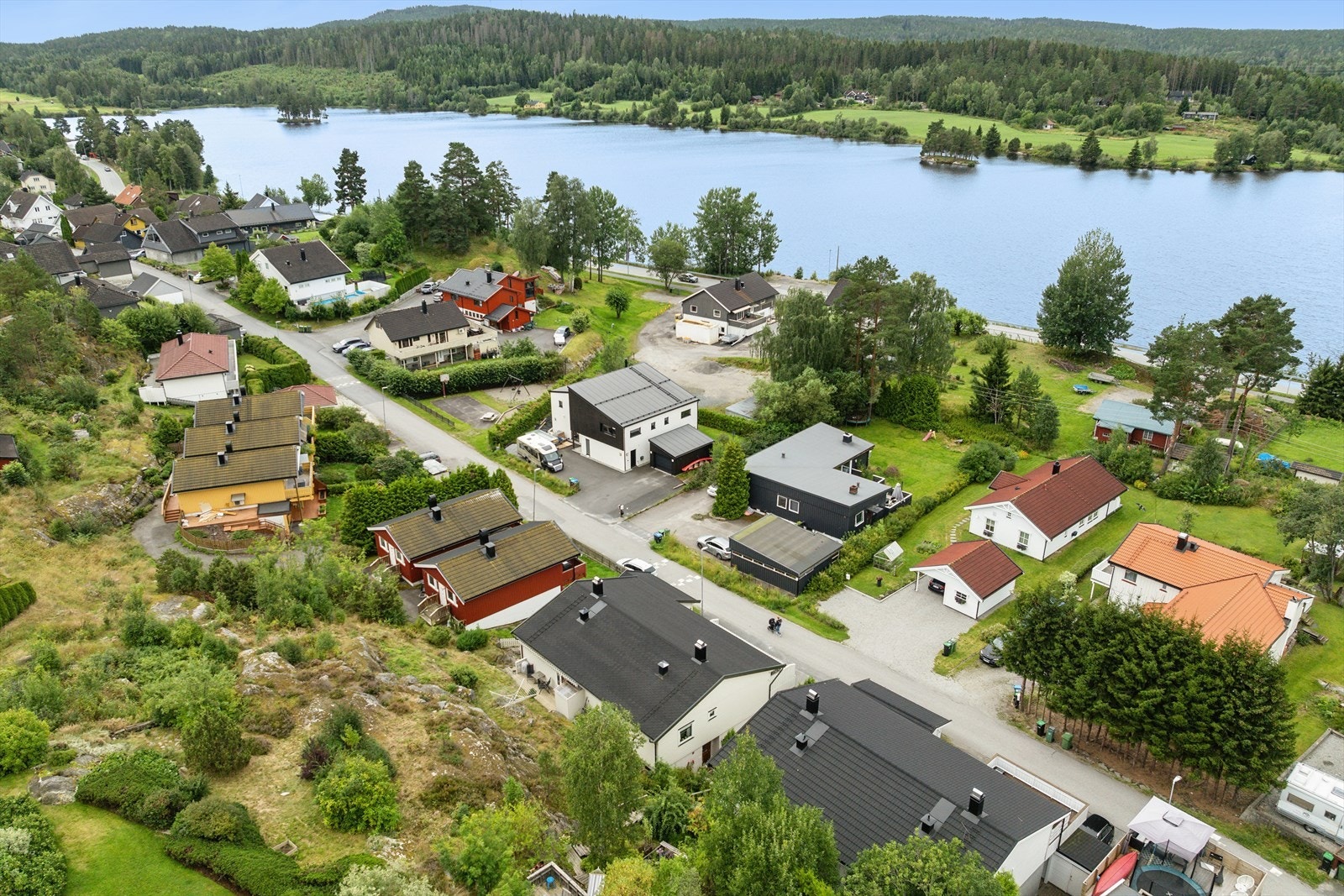 Eiendommen ligger i en blindvei - noe som gir et trygt og rolig bomiljø med minimalt med gjennomgangstrafikk. Galleribilde