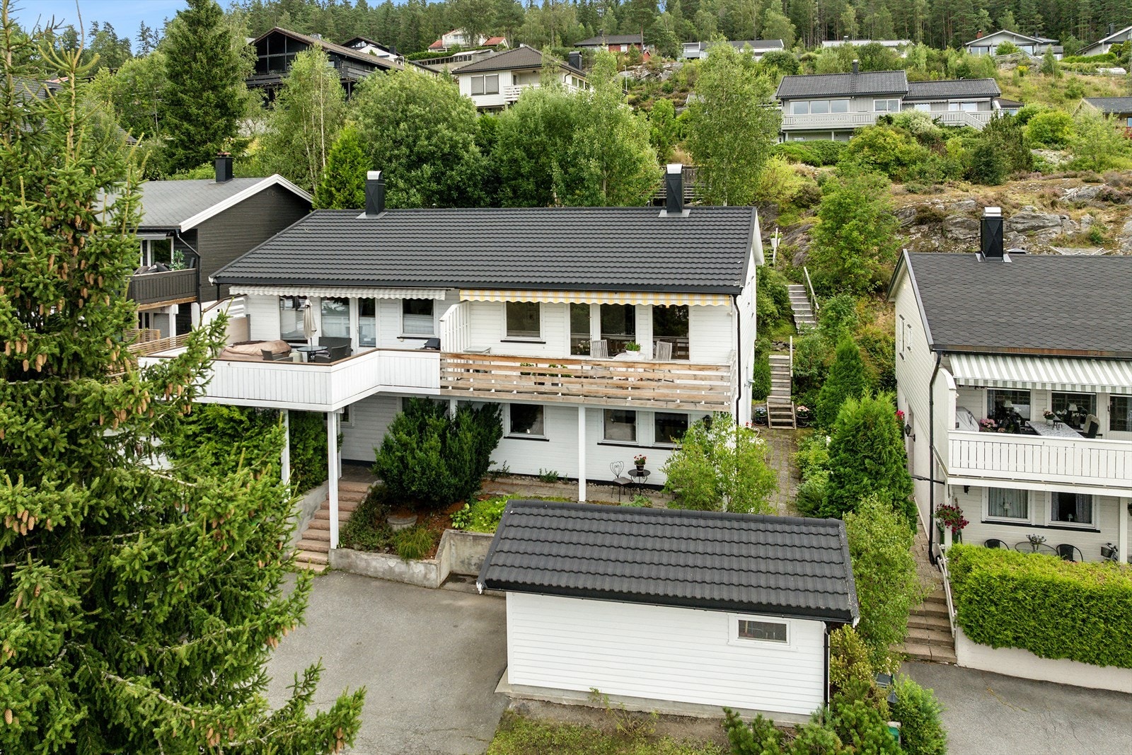 DNB Eiendom presenterer Grevlingveien 39 - familievennlig halvpart av en vertikaldelt tomannsbolig, fordelt over to innholdsrike plan. Galleribilde