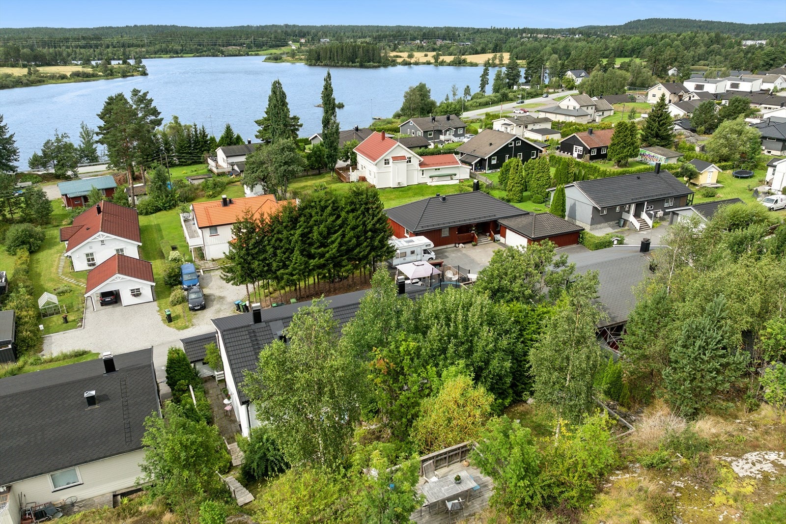 Her bor du med nærhet til flotte tur- og rekreasjonsområder, blant annet Vågvann, som byr på fine bademuligheter og naturskjønne omgivelser. Galleribilde
