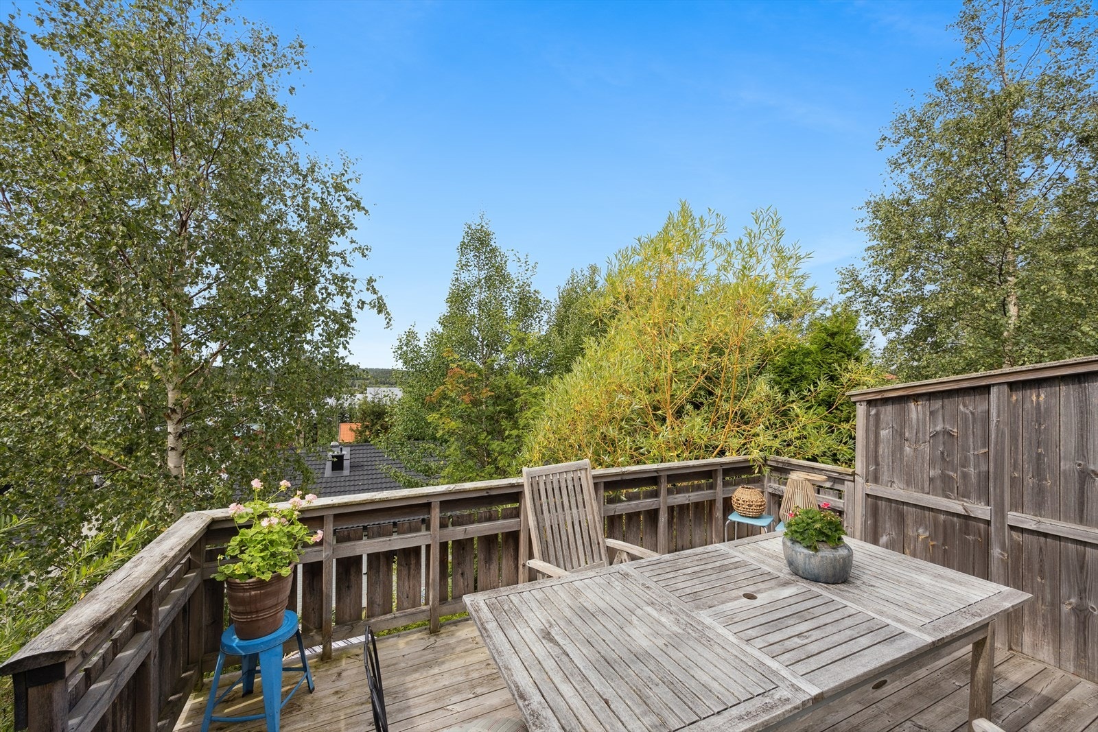 Solrik og skjermet uteplass - perfekt for avslapning, grilling eller hyggelige sammenkomster. Galleribilde