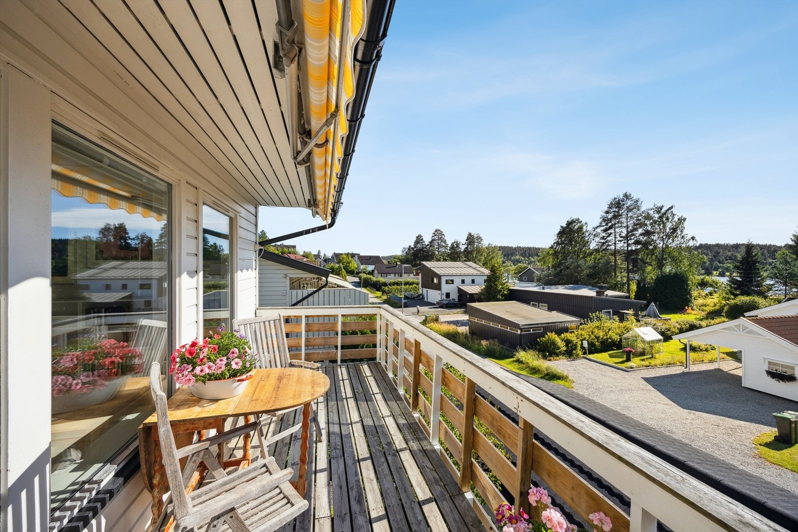 Eiendommen har en attraktiv beliggenhet i et etablert og barnevennlig boligområde i Ytre Enebakk. Galleribilde