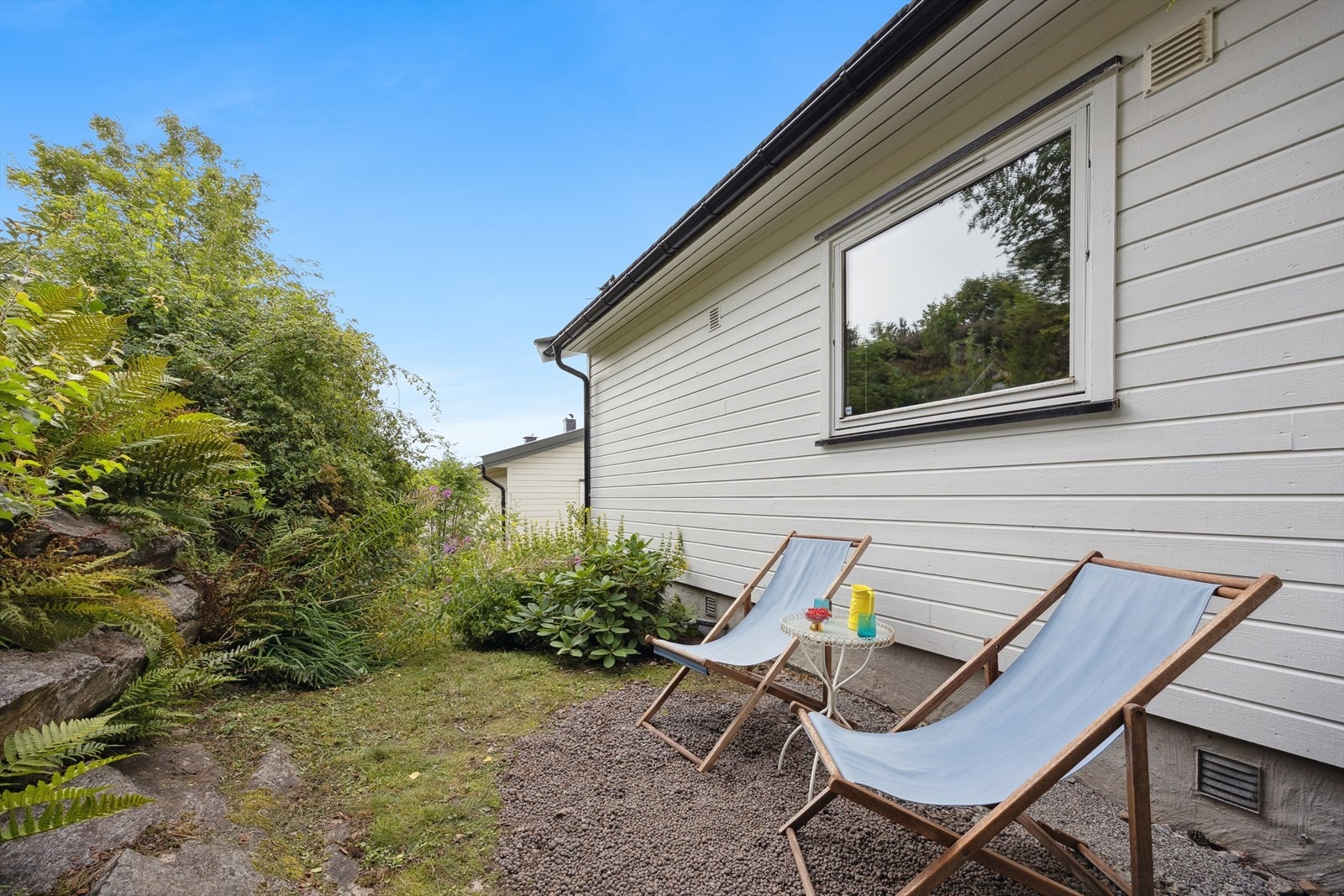 Boligen tilbyr flere flotte uteplasser til glede for hele familien. Galleribilde