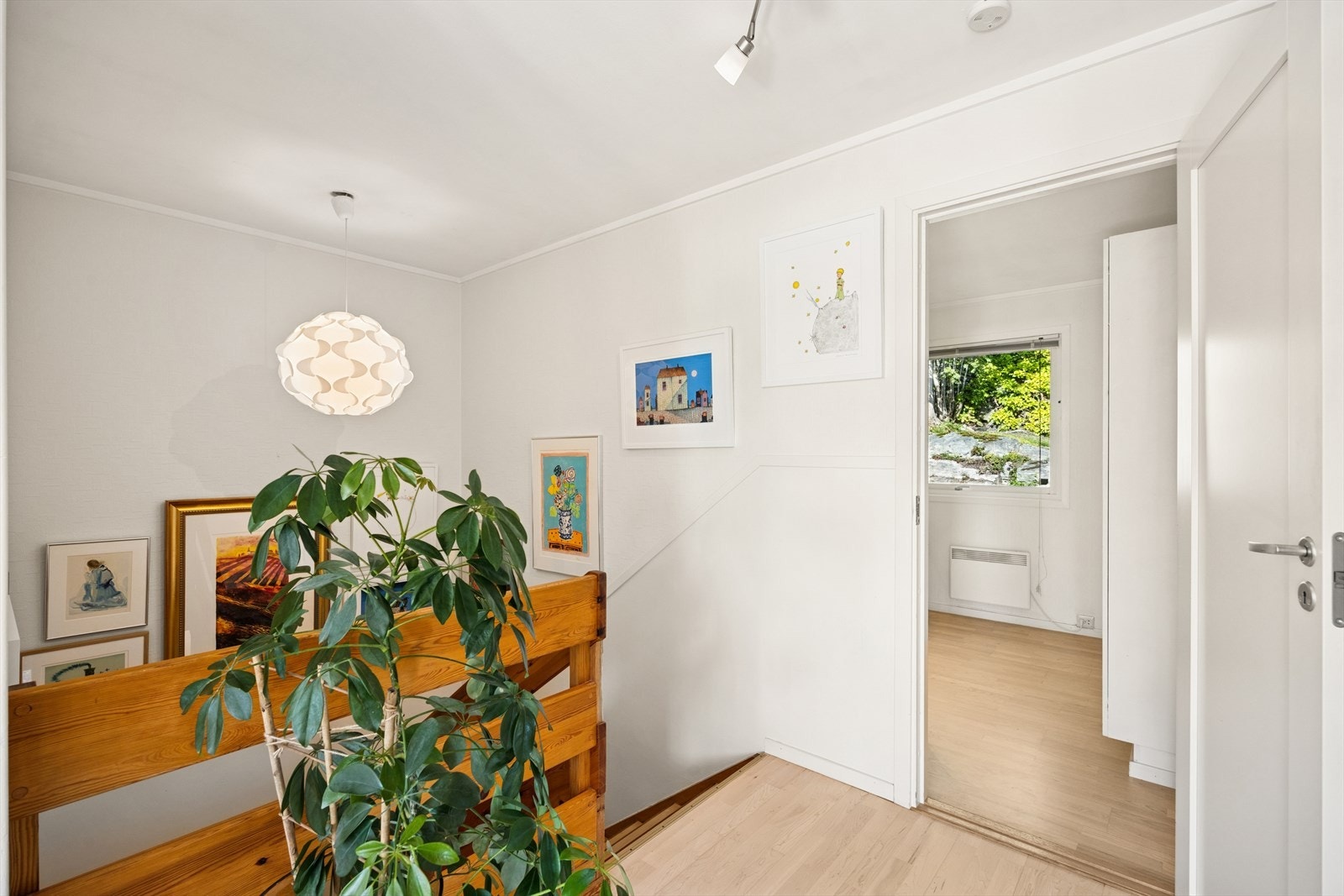 Boligen har gode lagringsmuligheter med to innvendig boder i underetasjen, som gir praktisk oppbevaringsplass til både hverdagsting og sesongutstyr. Galleribilde