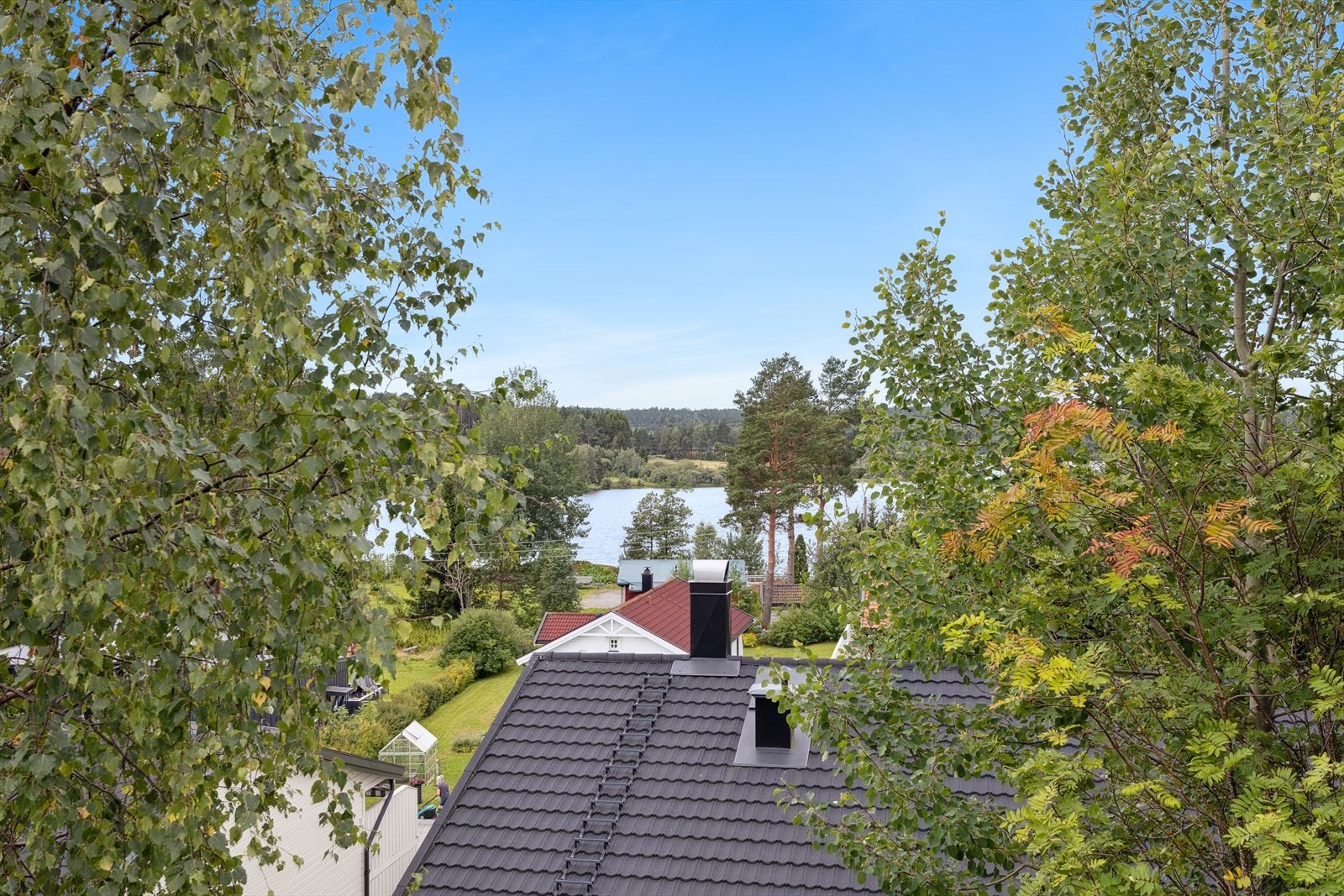 Nydelig utsikt mot Vågvann kan nytes fra balkongen, Galleribilde