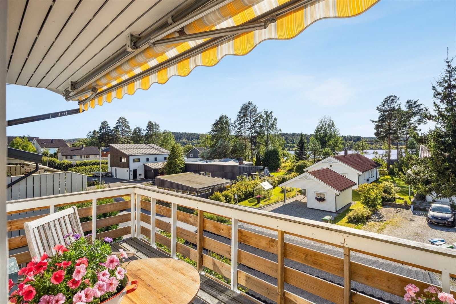 Solfylte sommerdager kan nytes på den trivelige balkongen på ca. 14 m², med direkte adkomst fra stuen. Galleribilde