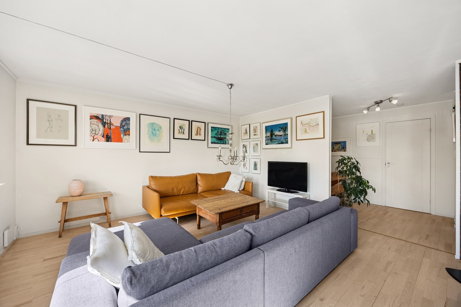 Stor og herlig stueavdeling med god møbleringsfrihet. Galleribilde