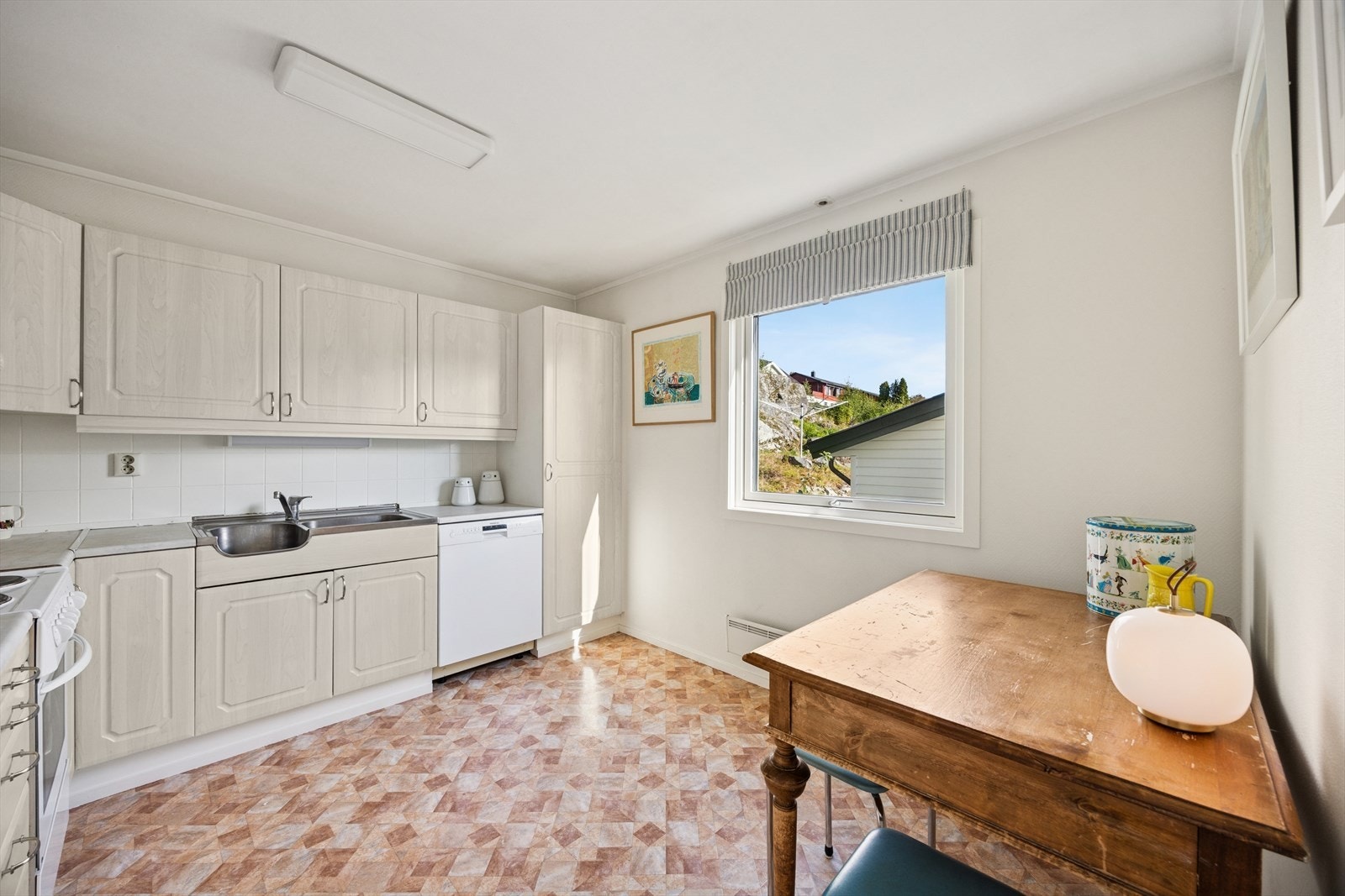 Kjøkkenet ligger adskilt i eget rom og har plass til et hyggelig frokostbord - perfekt for rolige morgenstunder. Galleribilde