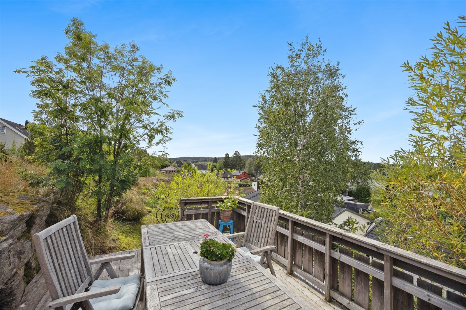 Varme sommerdager kan også nytes på den frittliggende terrassen, som måler ca. 13 m². Galleribilde