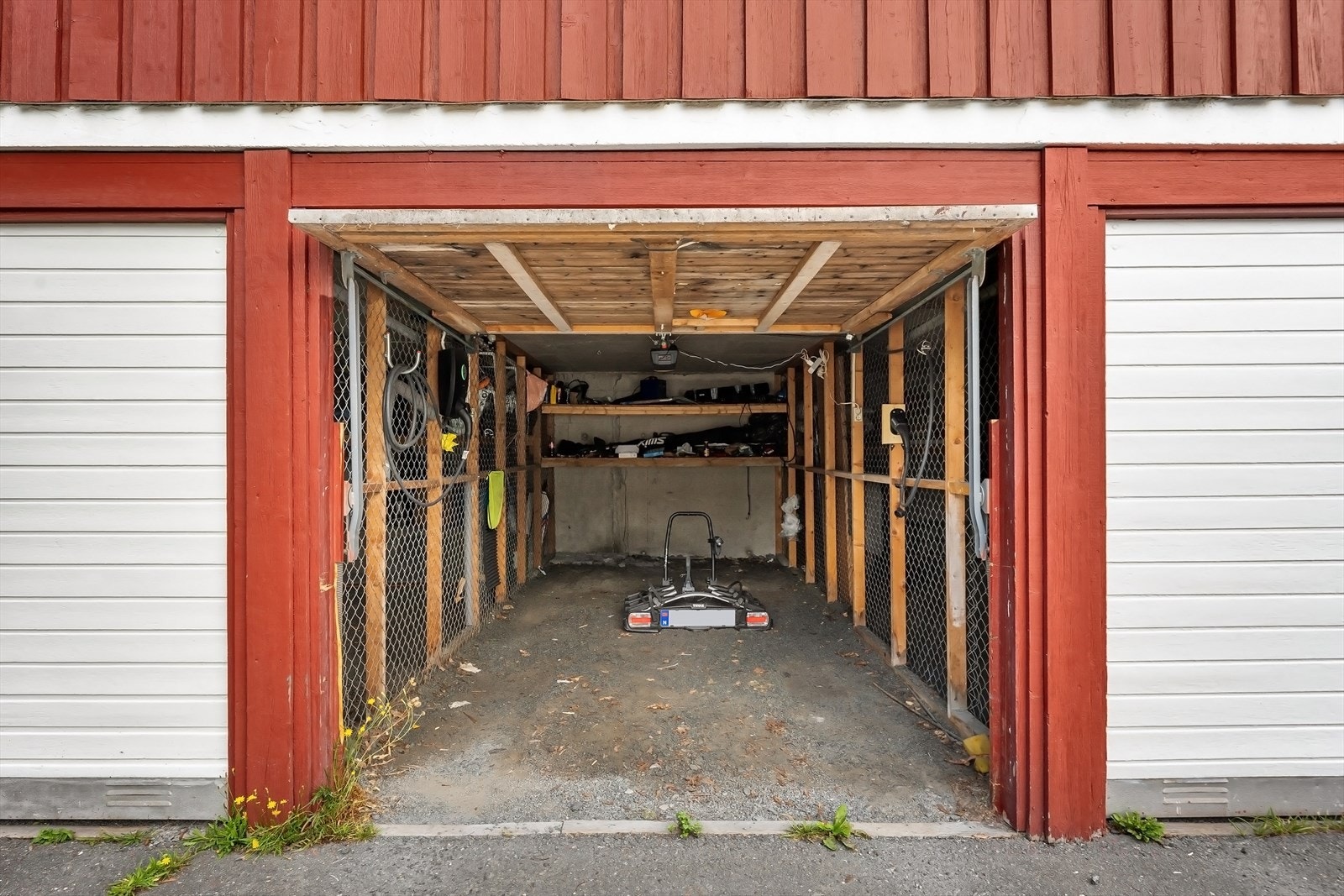 Garasjen har elbil-lader og portåpner Galleribilde