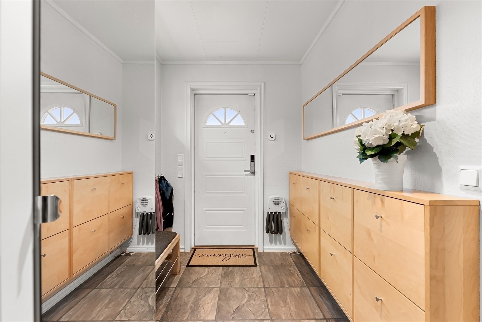 Entré med garderobeskap og skoskap Galleribilde