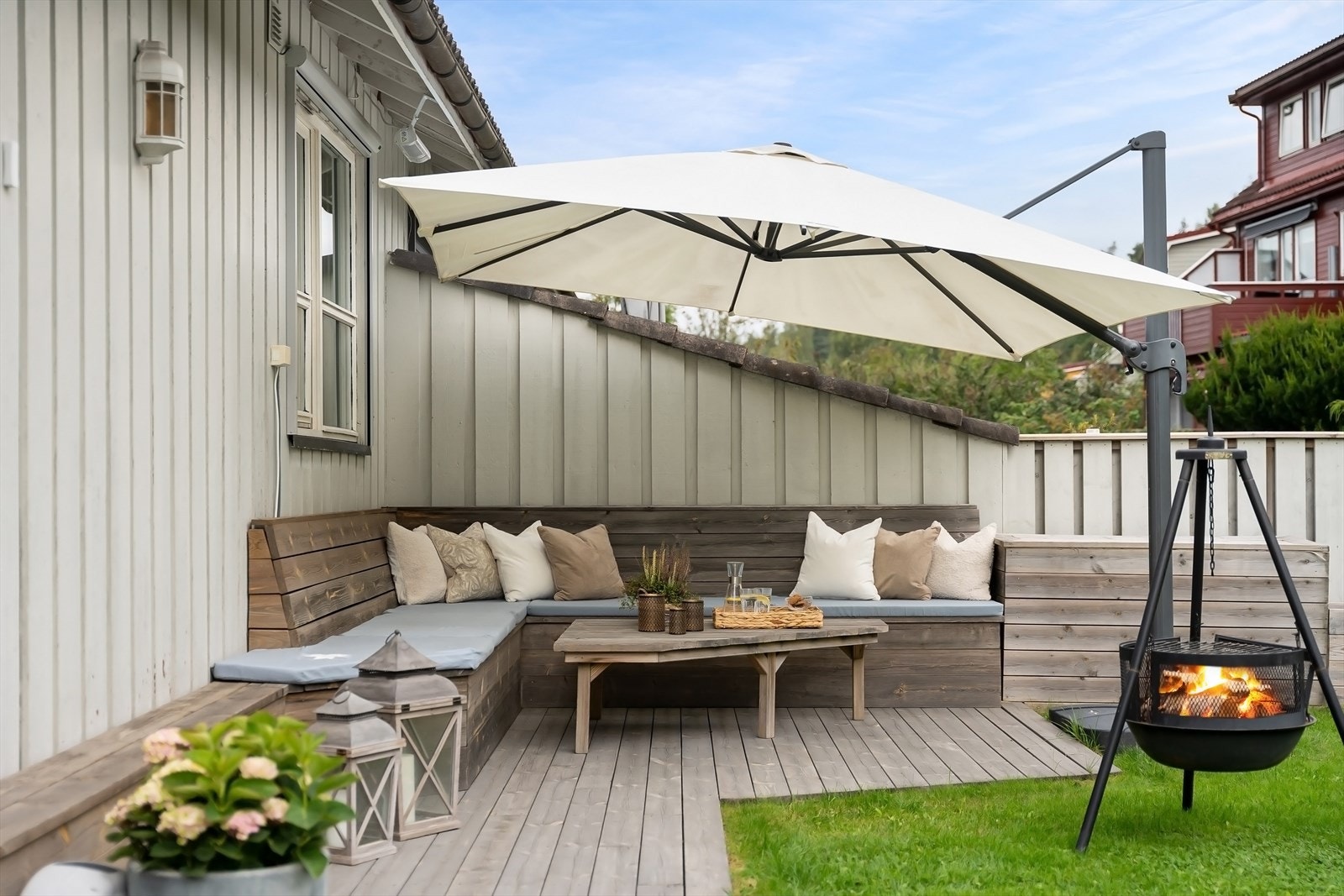 I hagen er det bygget platting med en flott plassbygd benk m.m. Galleribilde
