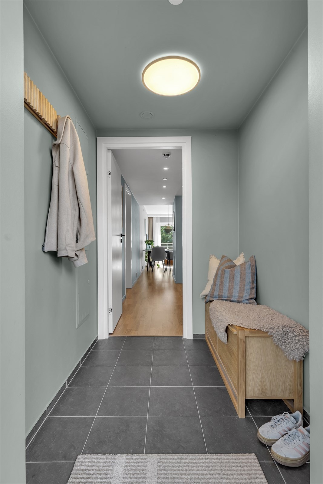 Gang med gode opphengsmuligheter. Fliser på gulv. Galleribilde