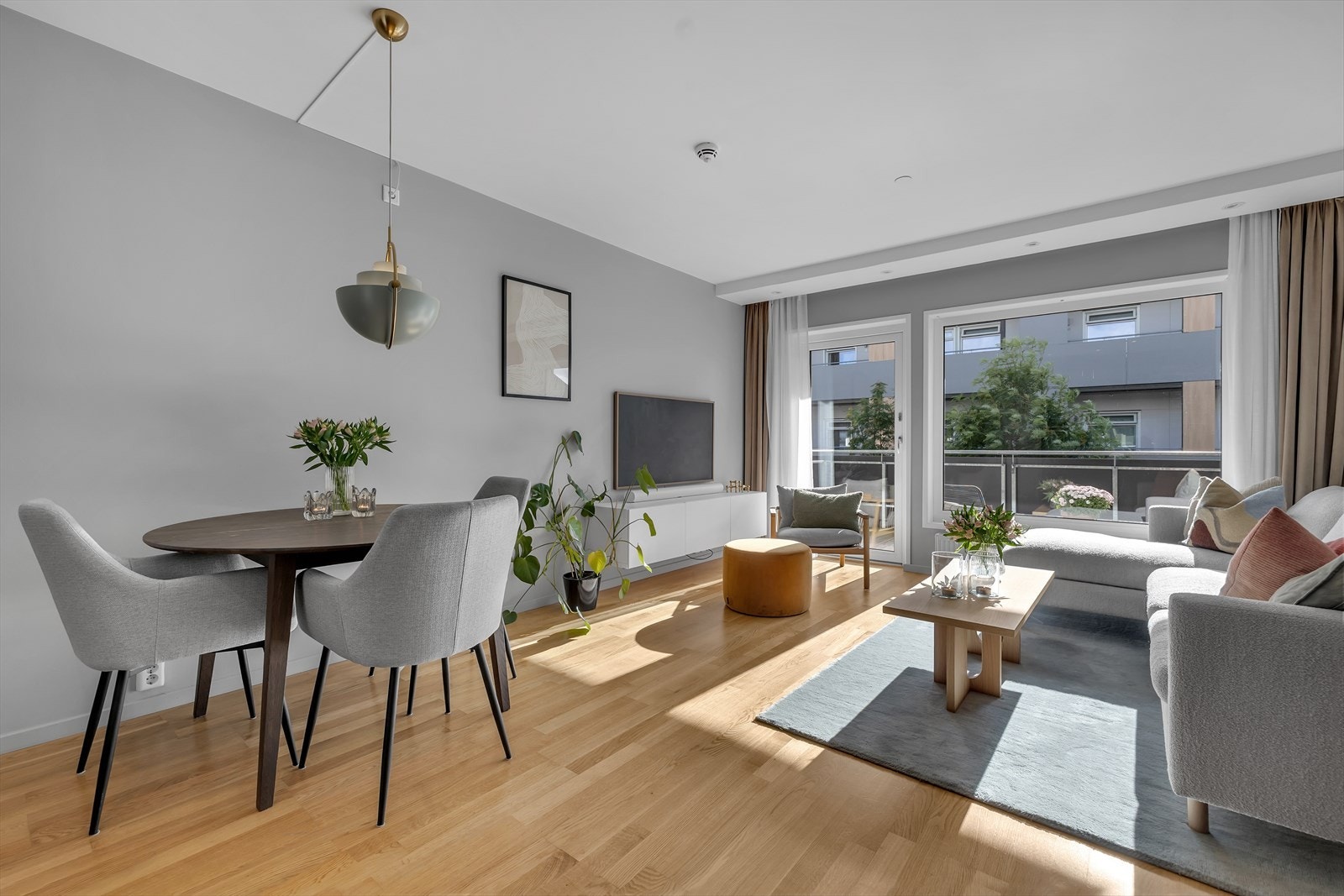 Lys og modernisert stue med store vindusflater mot sør som slipper inn rikelig med lys Galleribilde