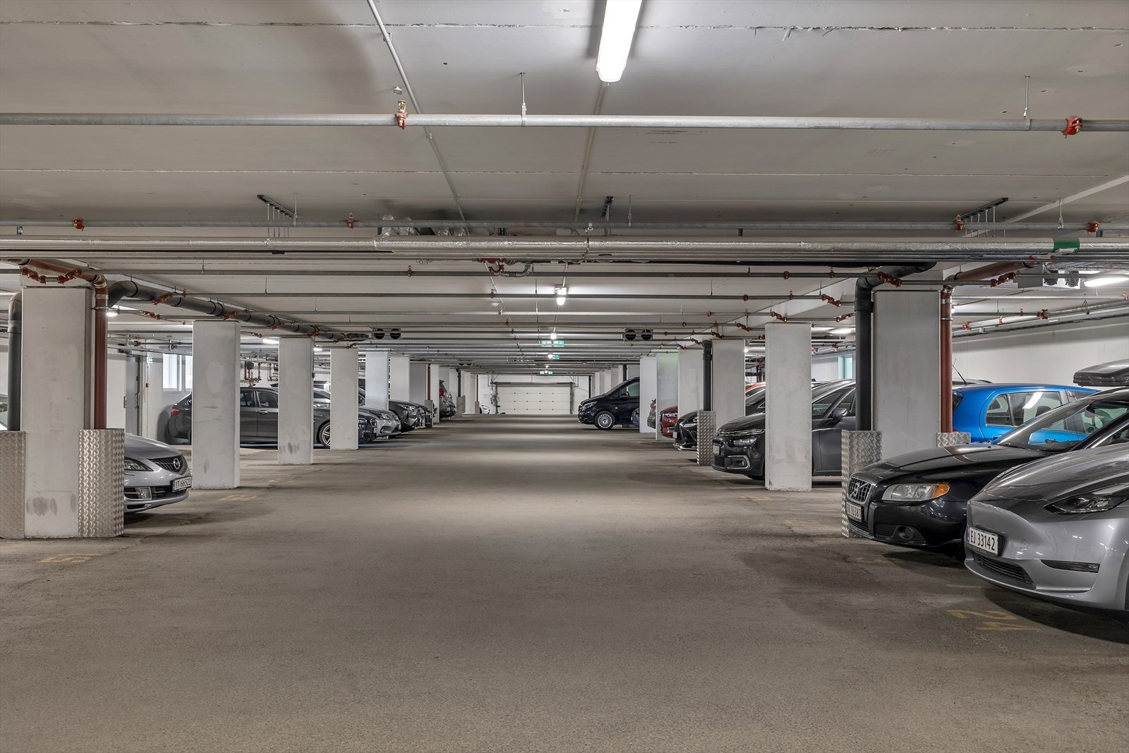 Fast parkeringsplass på merket område Galleribilde