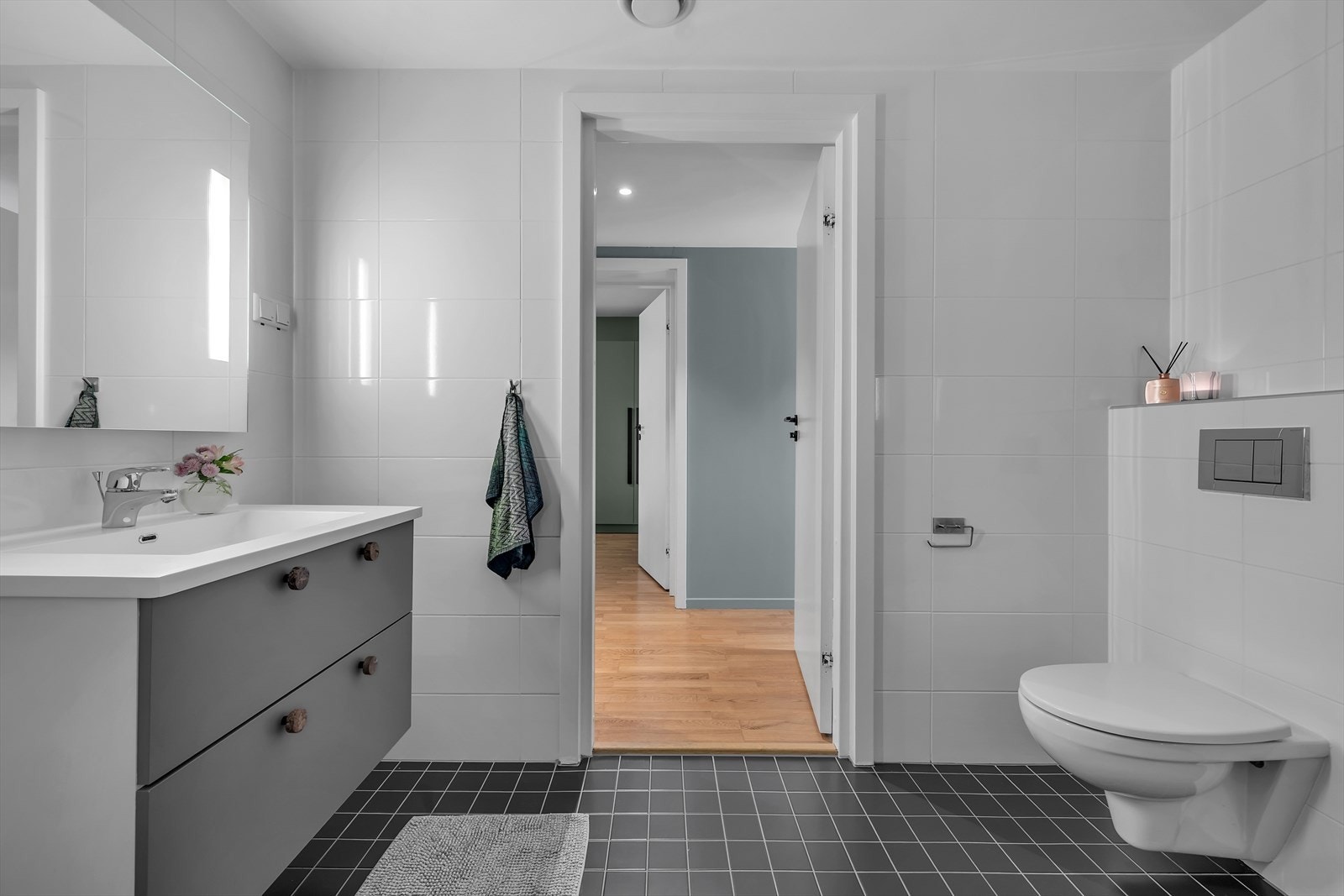 Flislagt på vegger og gulv. Gulvvarme med regulering. Vegghengt Wc og god innredning. Speil med sminkebelysning. Galleribilde