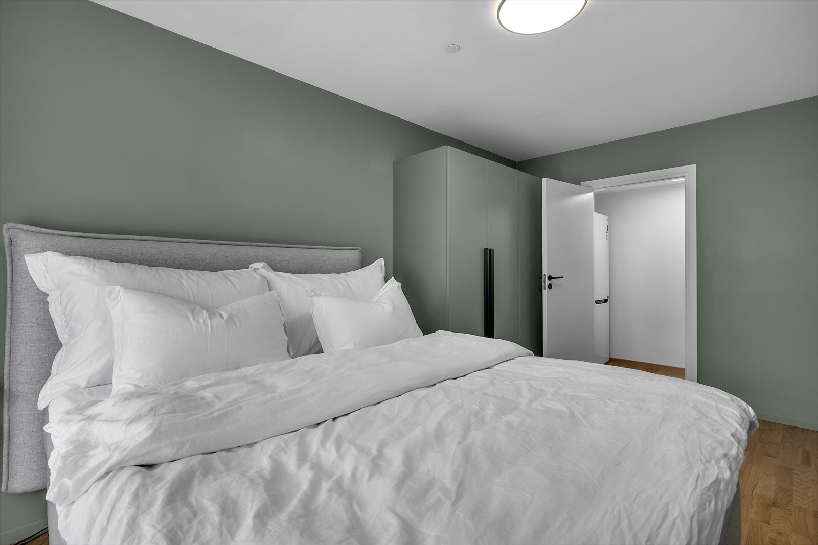 Hovedsoverommet er av god størrelse og har bod rett innenfor Galleribilde