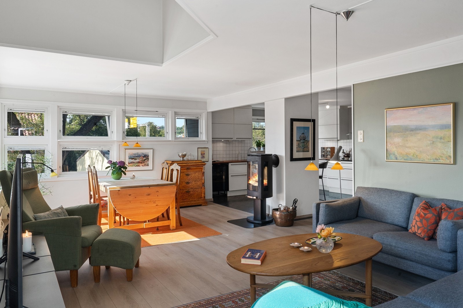 God romfølelse med ekstra takhøyde i stue. Galleribilde