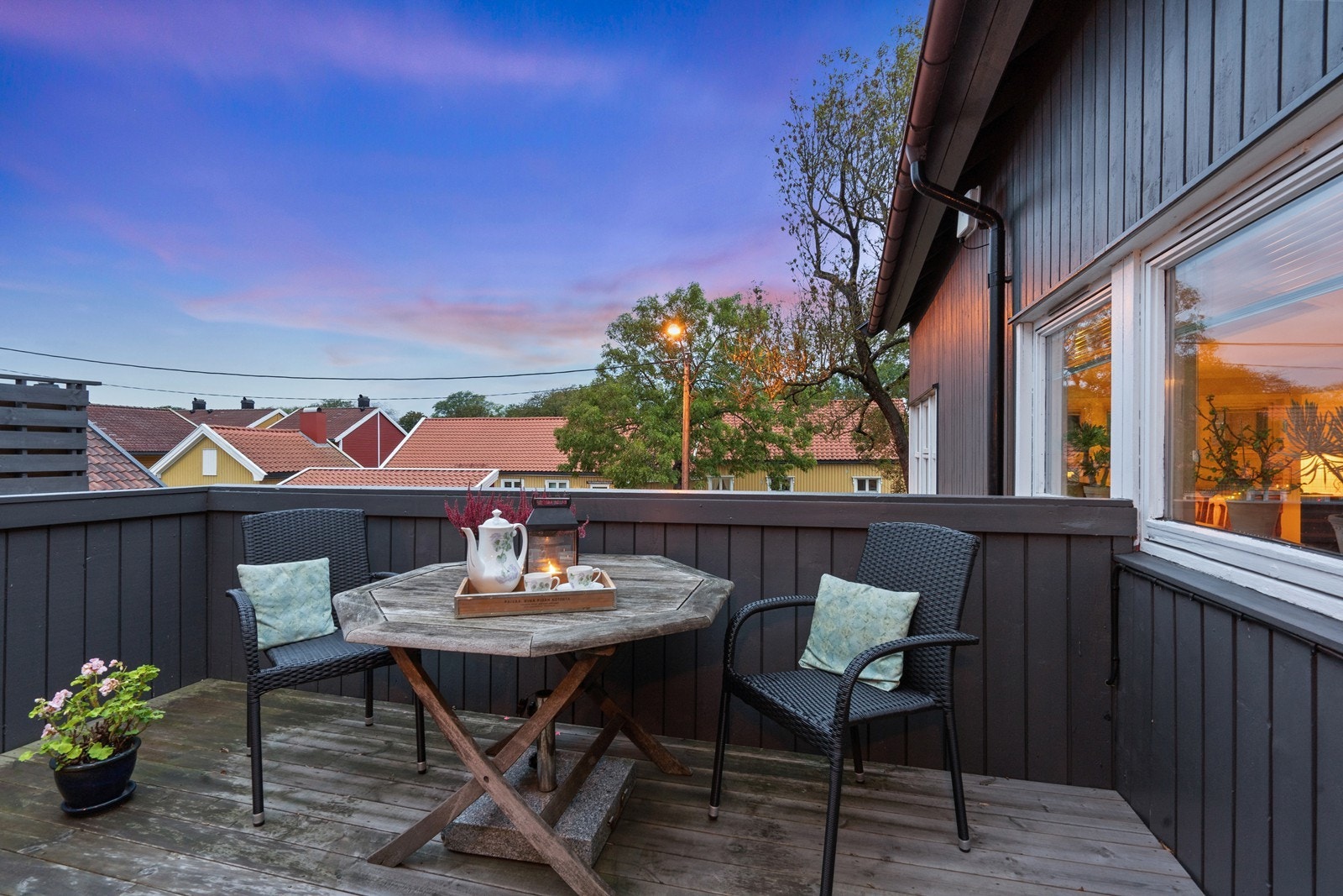 Fra stue/kjøkken er det adkomst til altan/takterrasse på ca 15 kvm Galleribilde