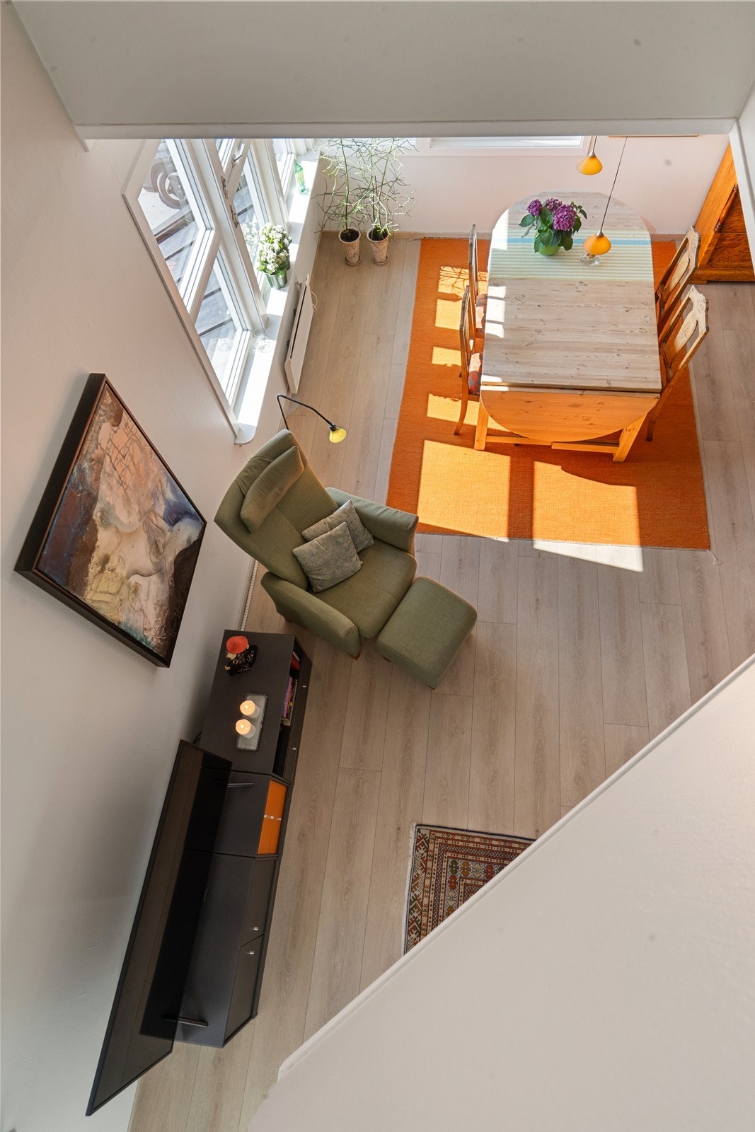 Det er her åpent ned mot stuen som setter et flott særpreg på rommet. Galleribilde