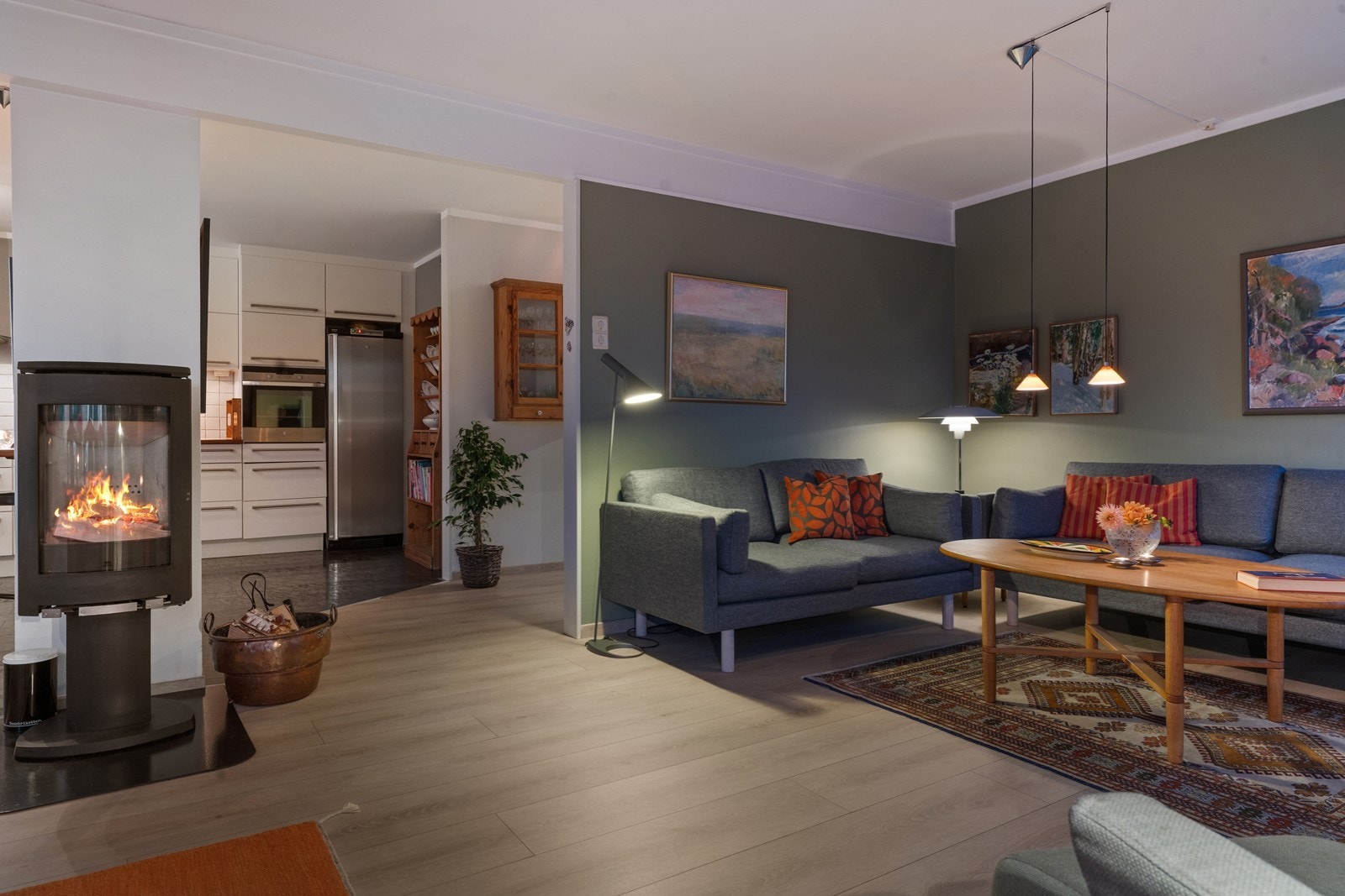 Lys og lun hovedetasje med stue/kjøkken, gang, bad, vaskerom og ett soverom. Galleribilde