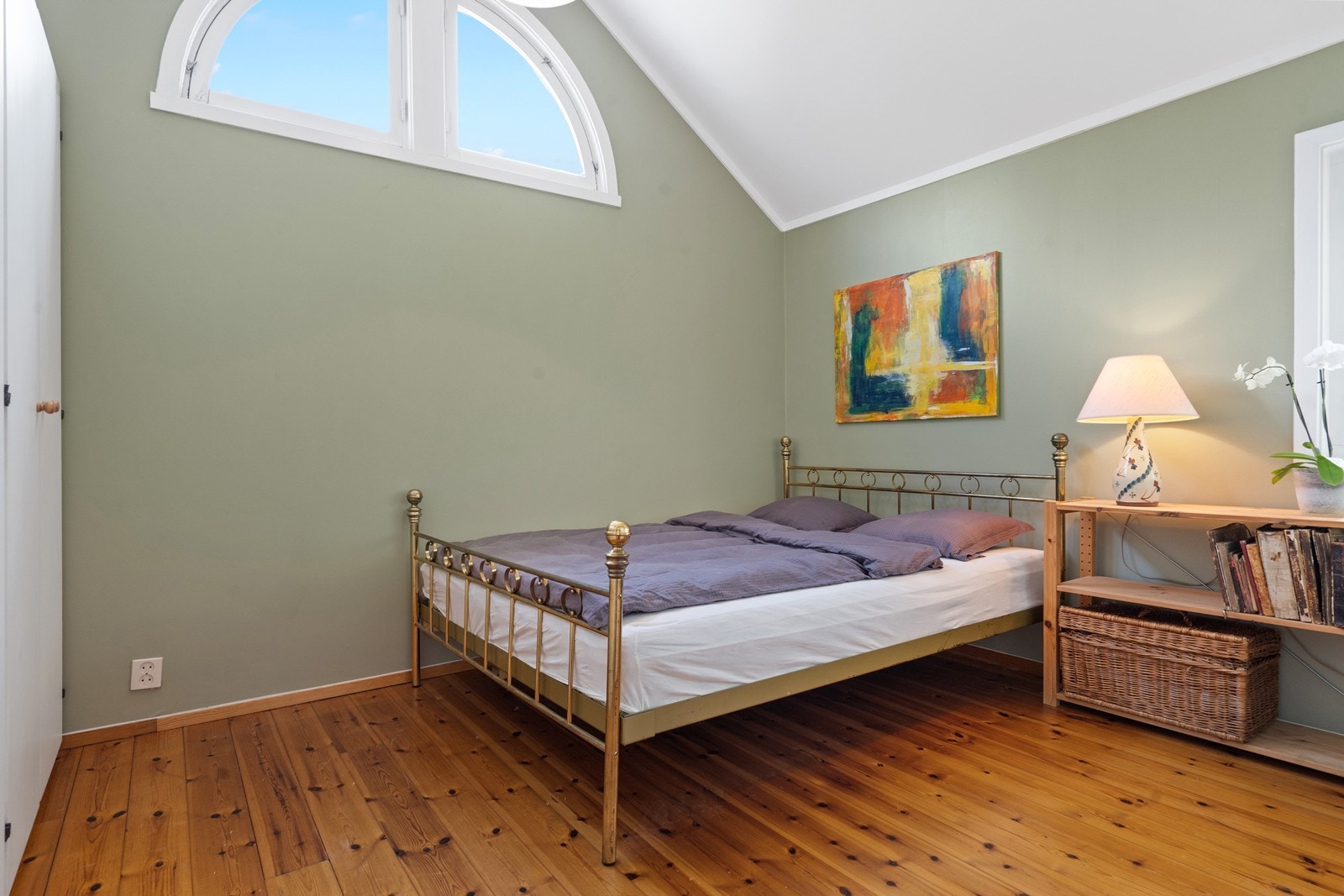 Sjarmerende soverom i 3. etasje med skråtak Galleribilde