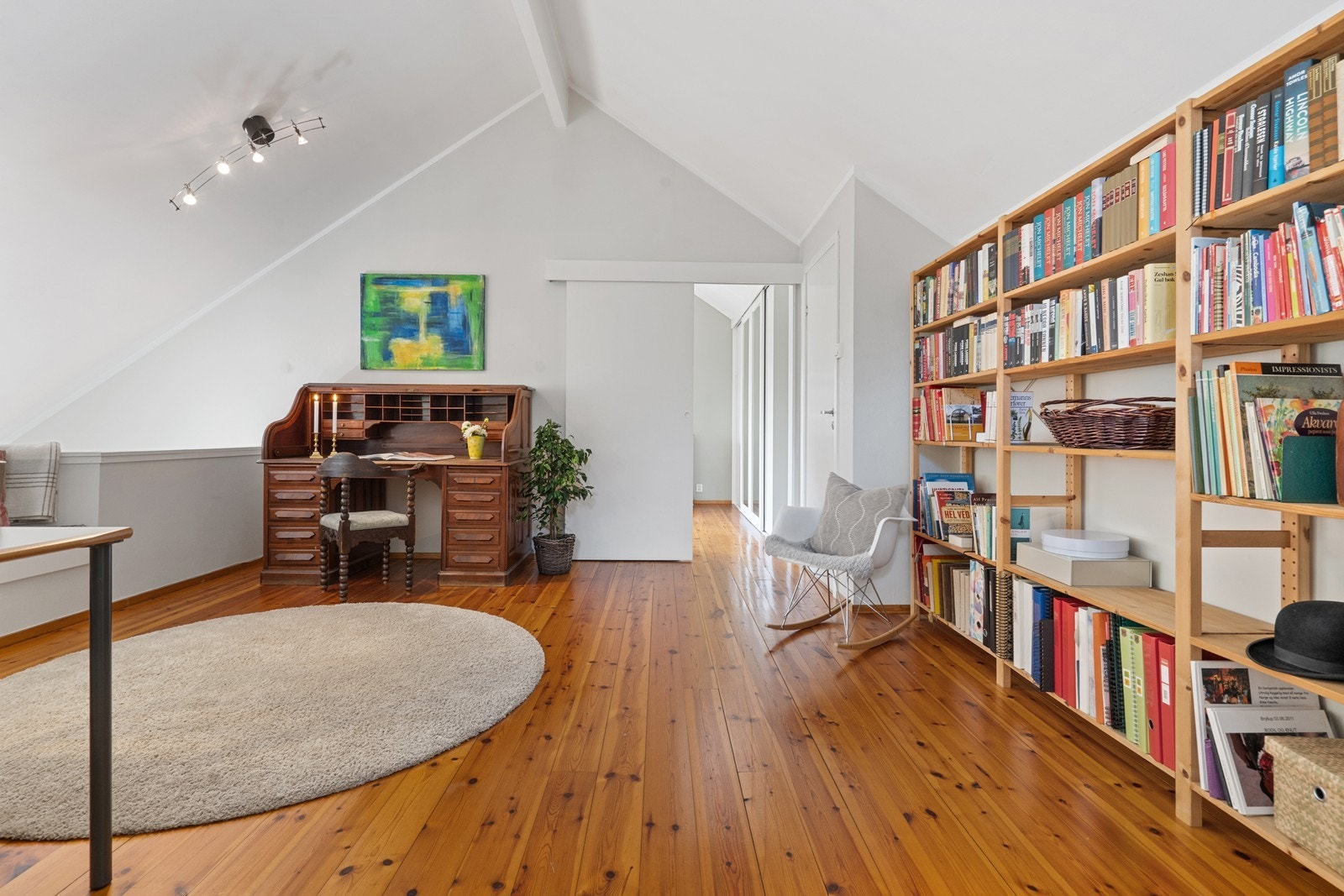 Luftig og innbydende stue/messain i loftetasjen. Galleribilde