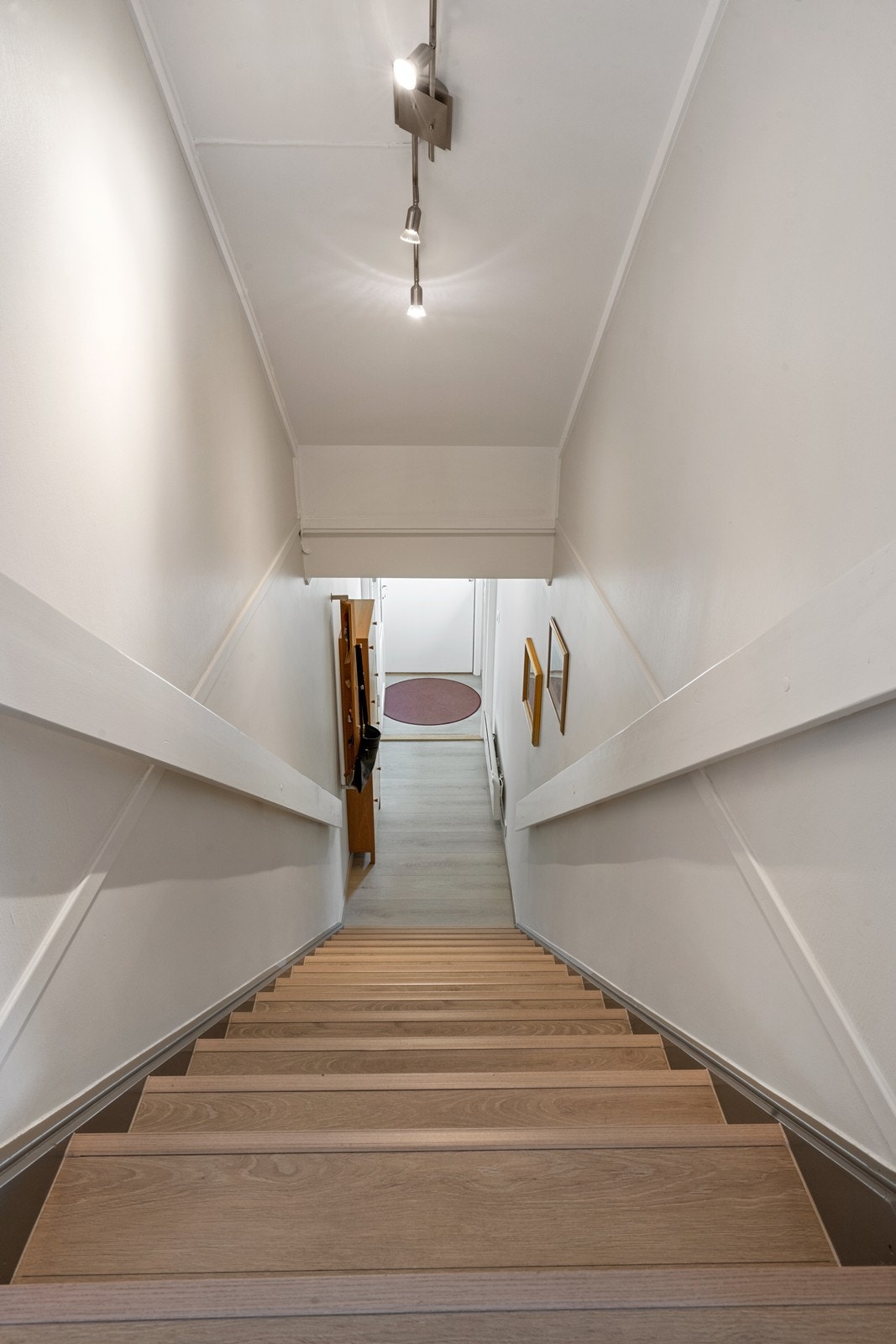 1. etasje består av vindfang og trapperom med trapp opp til 2. etasje som er boligens hovedplan. Galleribilde