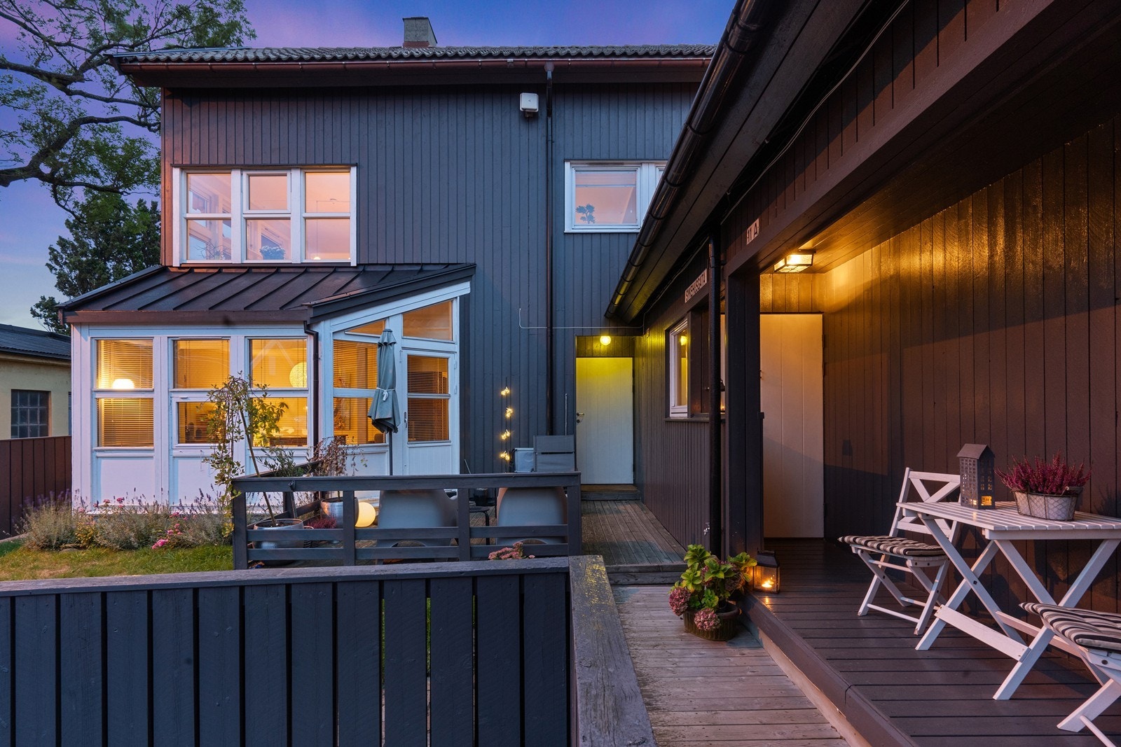 Delvis overbygget uteplass ved inngangsparti til leiligheten - Lag deg en trivelig krok med møbler og planter. Adkomsten til leiligheten er til høyre i bilde. Galleribilde