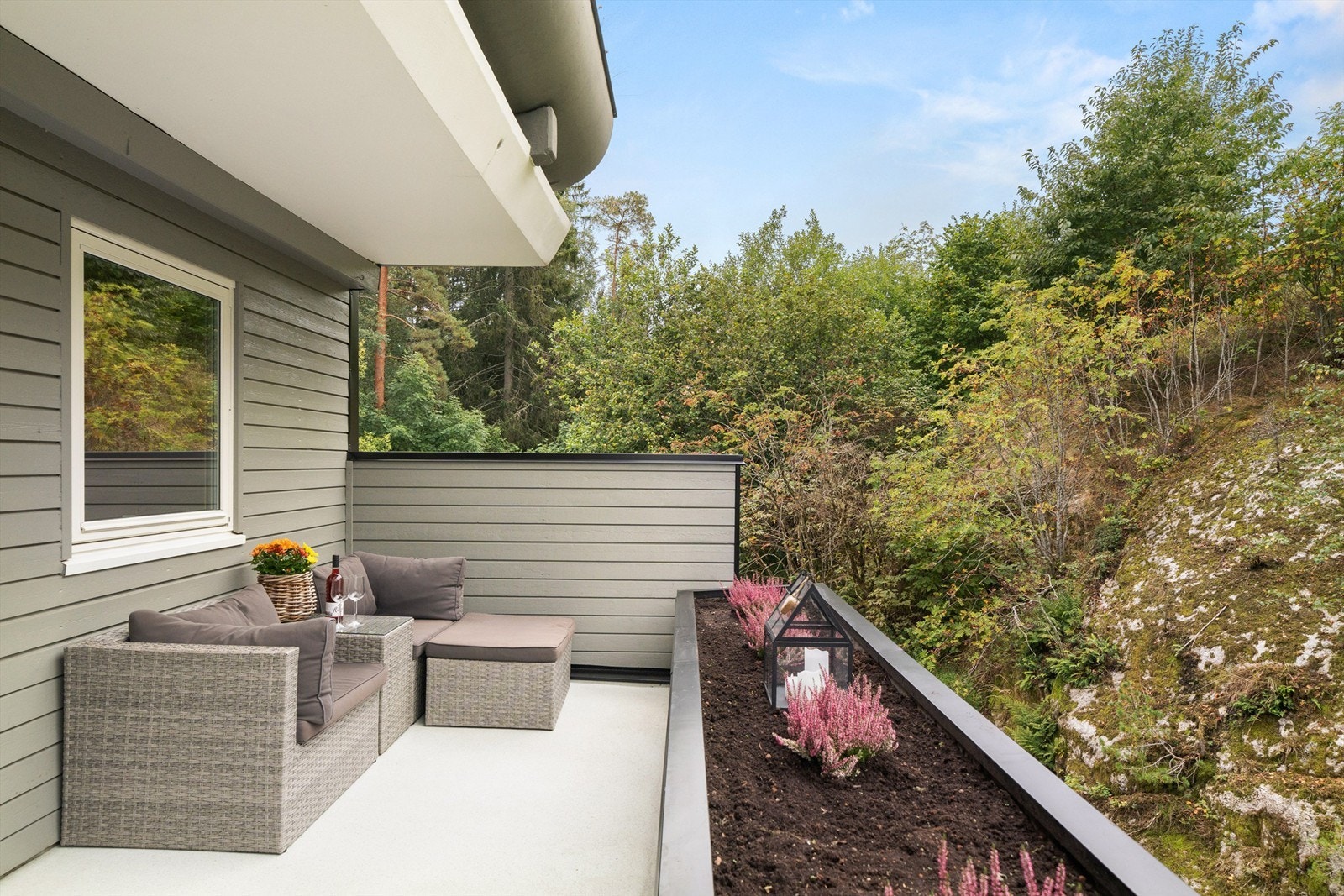 Her er det gode muligheter for å innrede med en hyggelig sittegruppe der årets varme dager kan nytes. Galleribilde