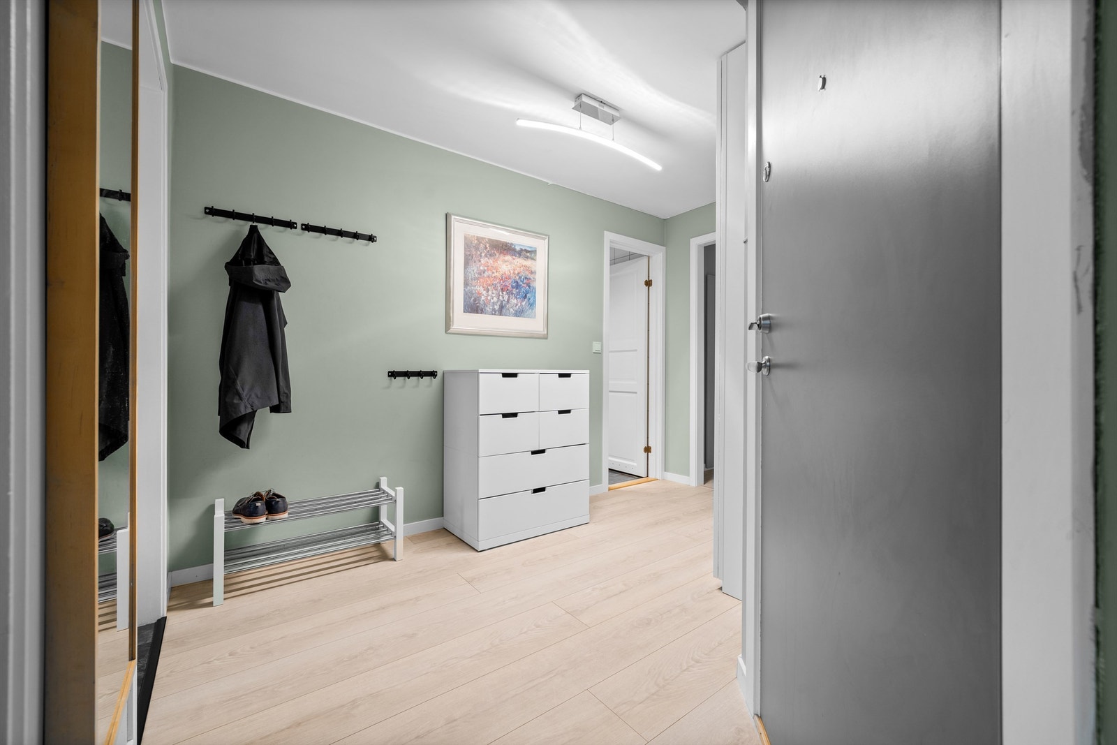 Boligens entré er av god størrelse og gir et godt førsteinntrykk av leiligheten. Galleribilde