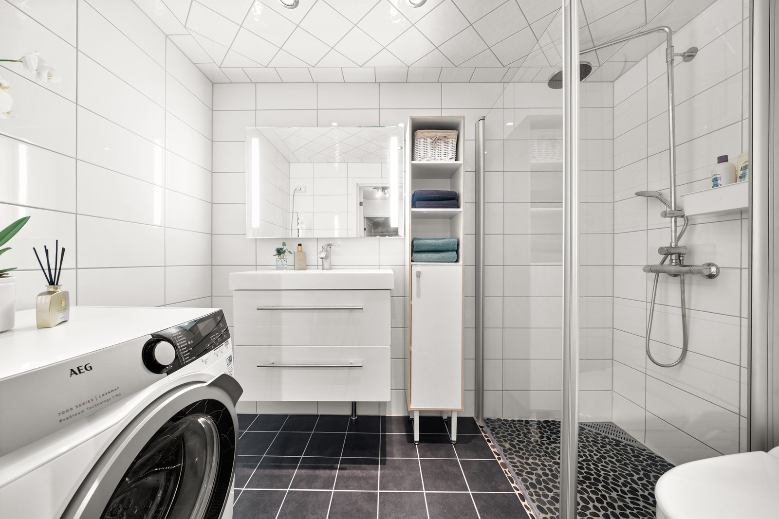 Hovedbadet er holdt i lyse farger og ble modernisert i 2007. Baderomsinnredning bestående av benkeskap med glatte fronter. Veggskap med speilfronter og belysning over servant. Det er opplegg for vaskemaskin og tørketrommel. Galleribilde